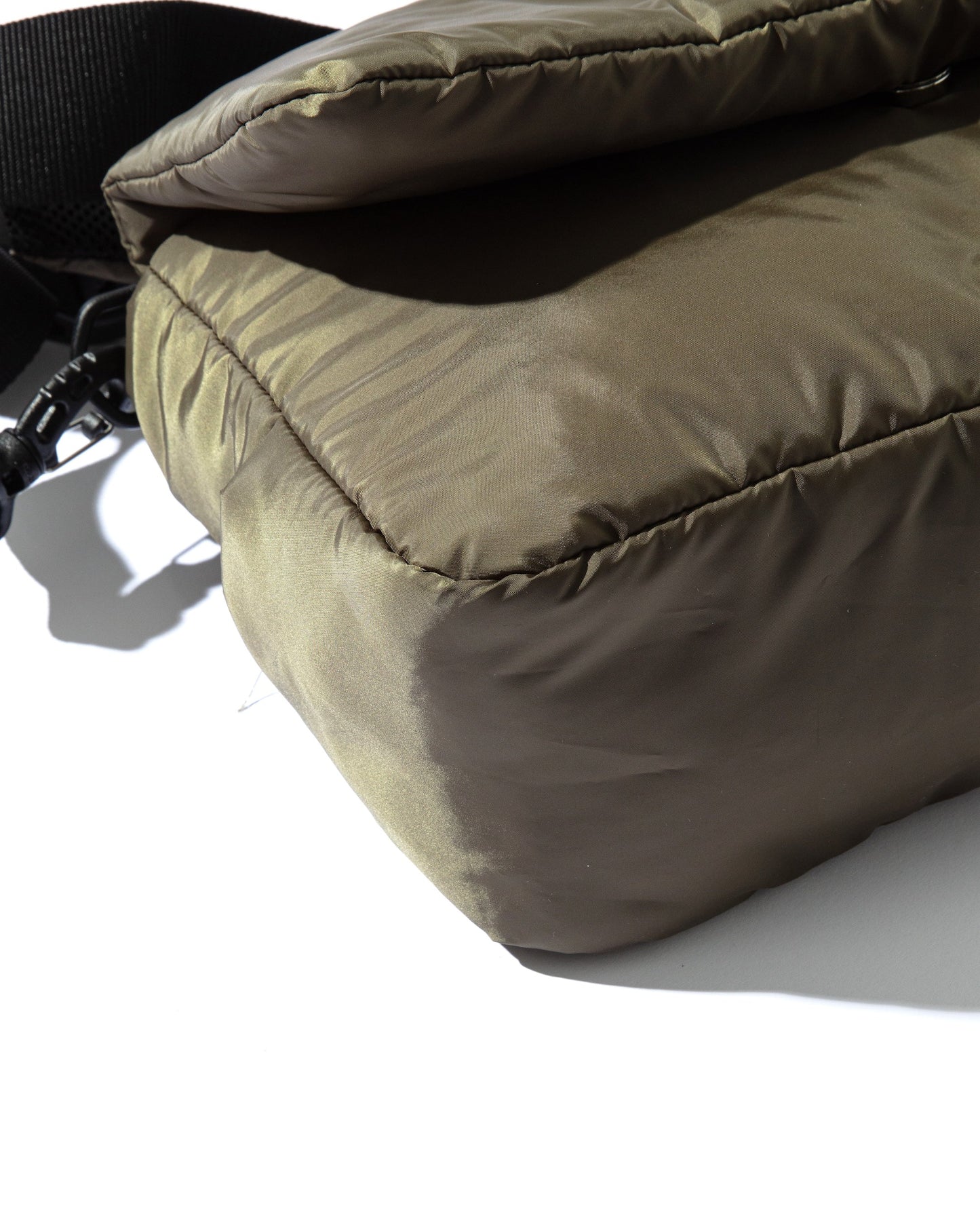 CLESSTE 加厚翻蓋休閒斜背包(橄欖綠)