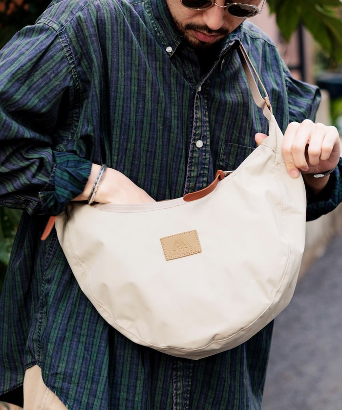 GREGORY LAUGHING L 皮革LOGO 斜背包【預約商品 | 2025/11上旬出貨】