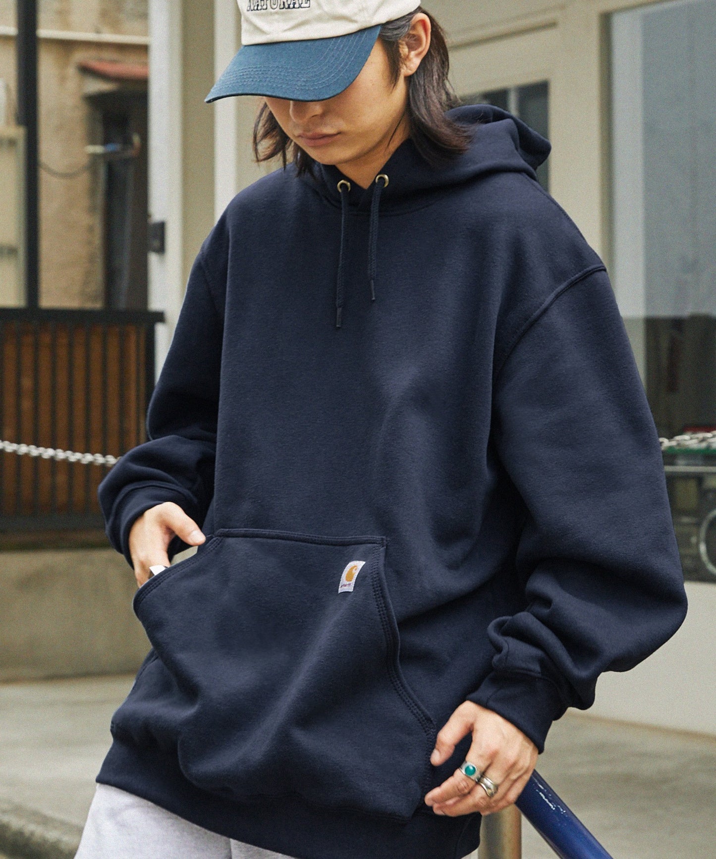 Carhartt 寬版連帽套頭大學T