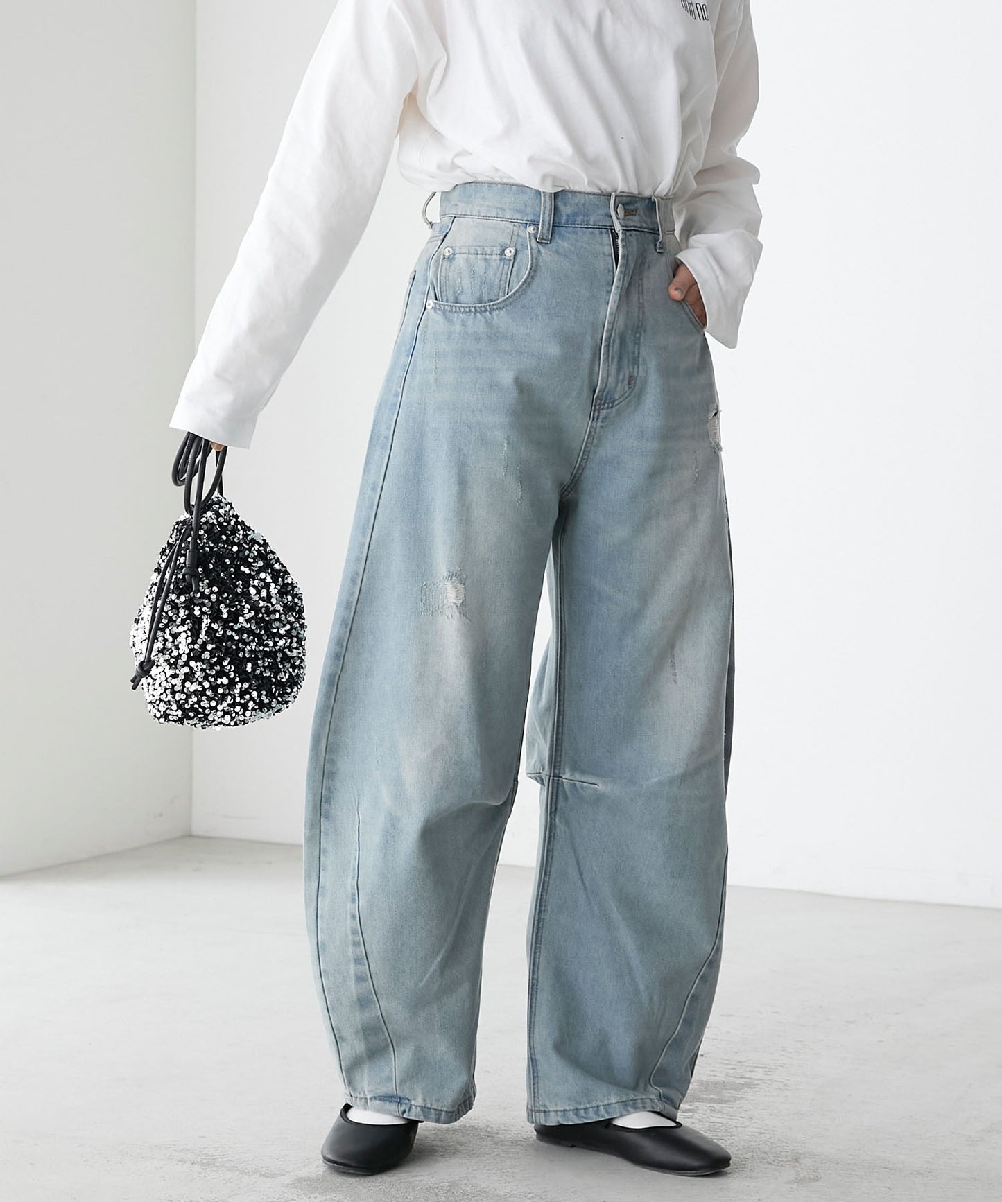 forksy. 弧形剪裁丹寧牛仔褲