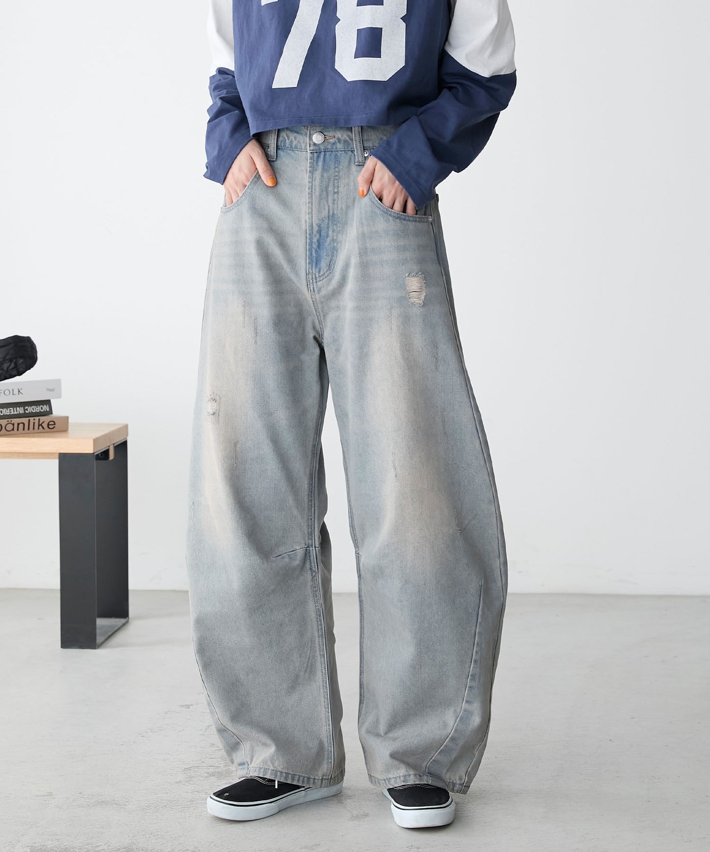 forksy. 弧形剪裁丹寧牛仔褲