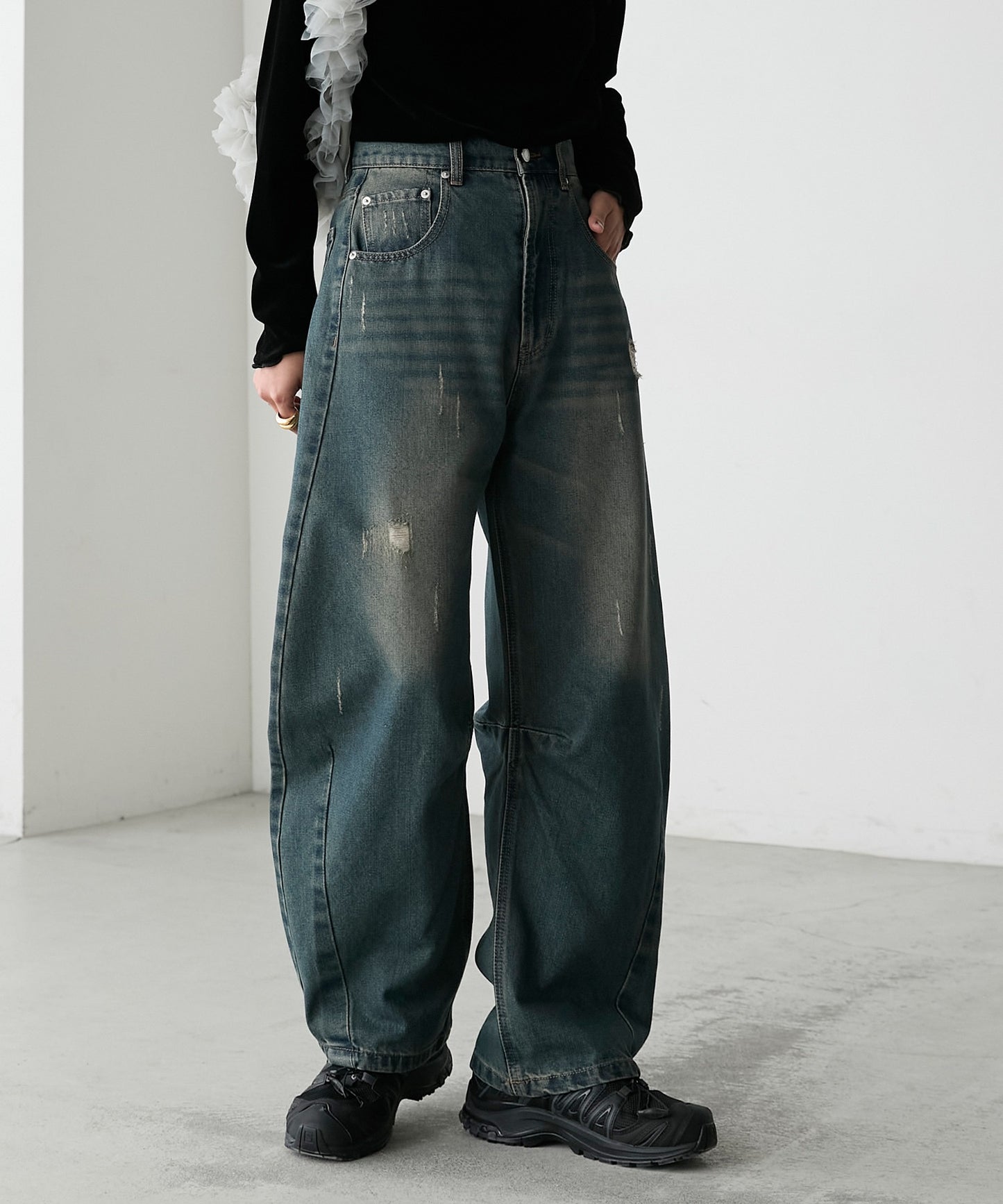 forksy. 弧形剪裁丹寧牛仔褲