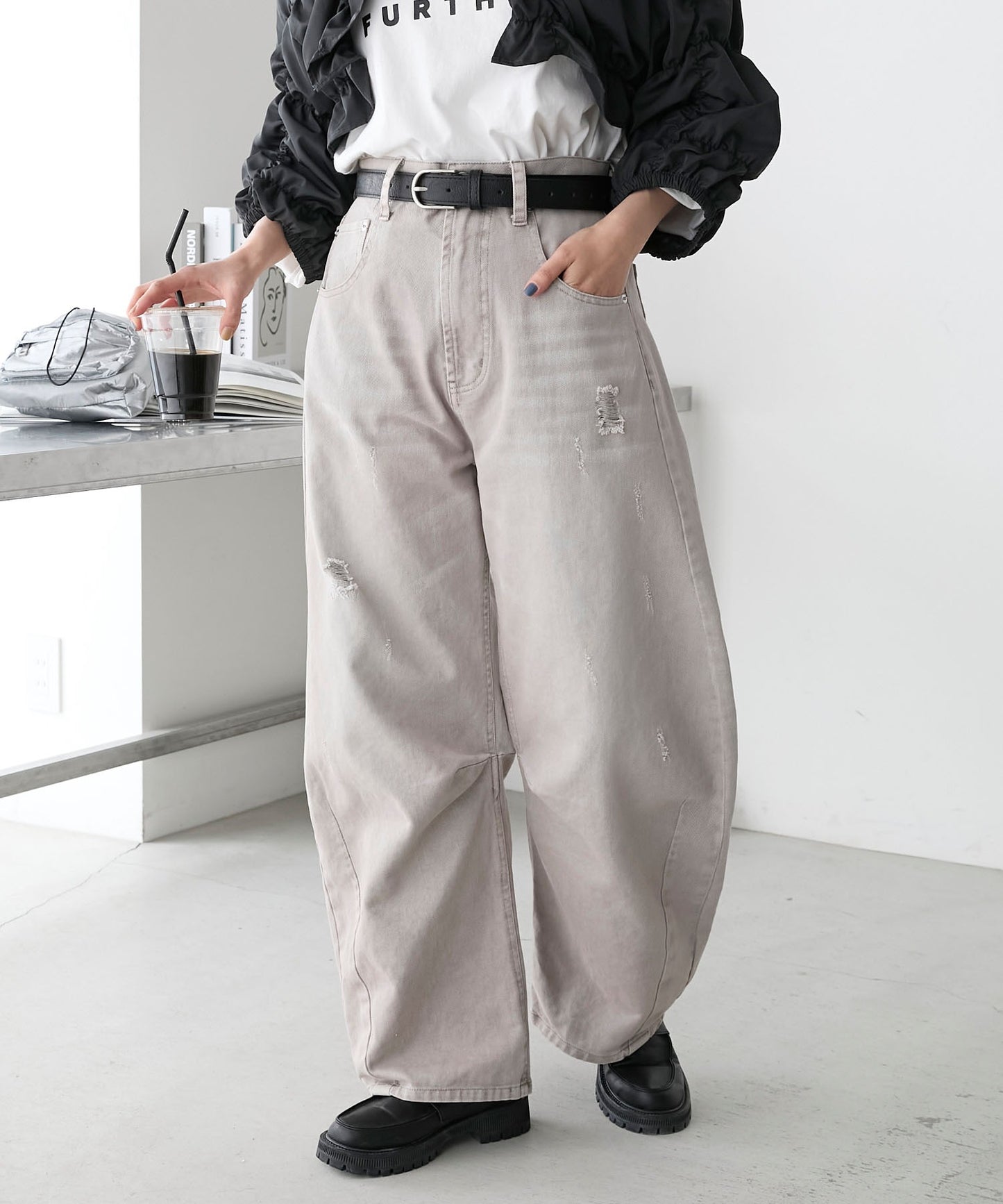 forksy. 弧形剪裁丹寧牛仔褲