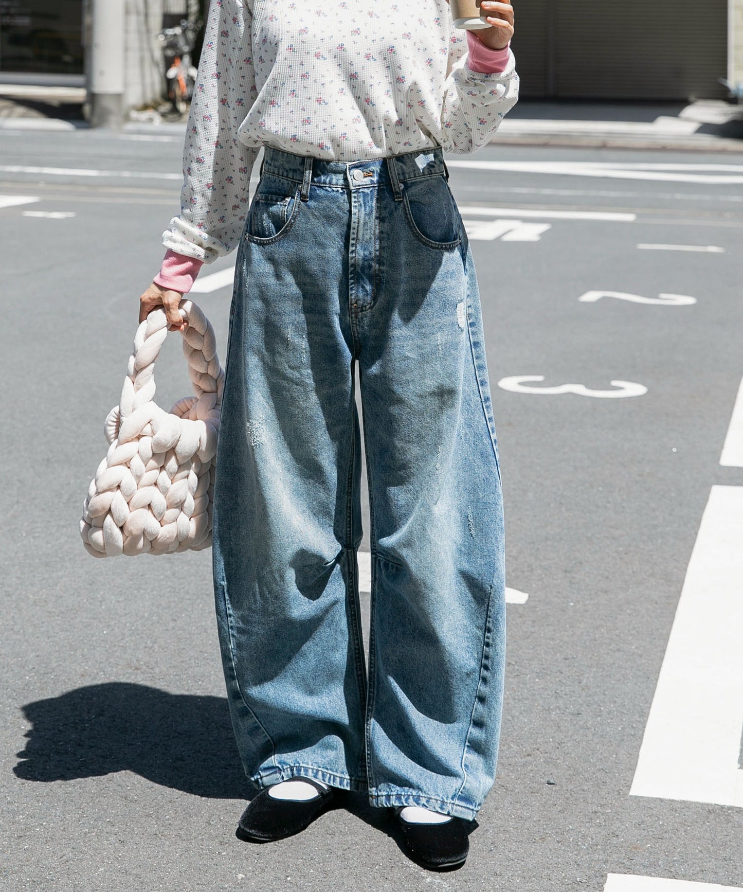 forksy. 弧形剪裁丹寧牛仔褲