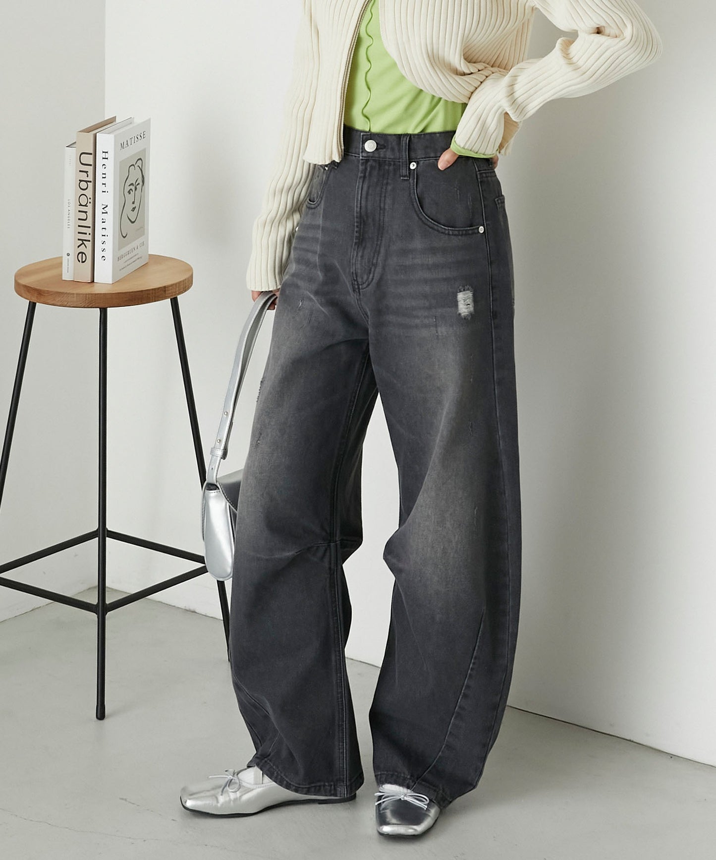 forksy. 弧形剪裁丹寧牛仔褲