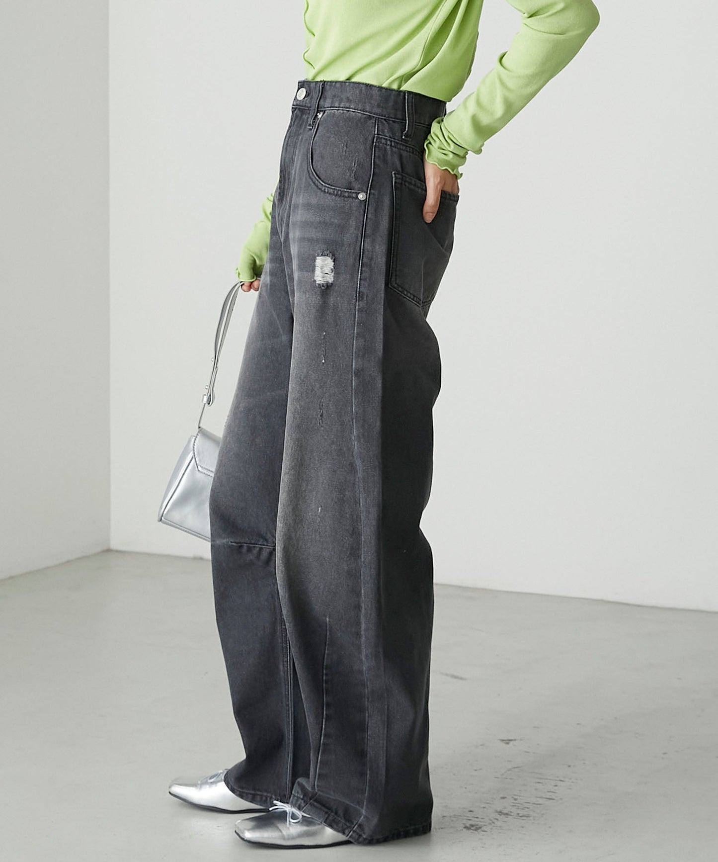 forksy. 弧形剪裁丹寧牛仔褲