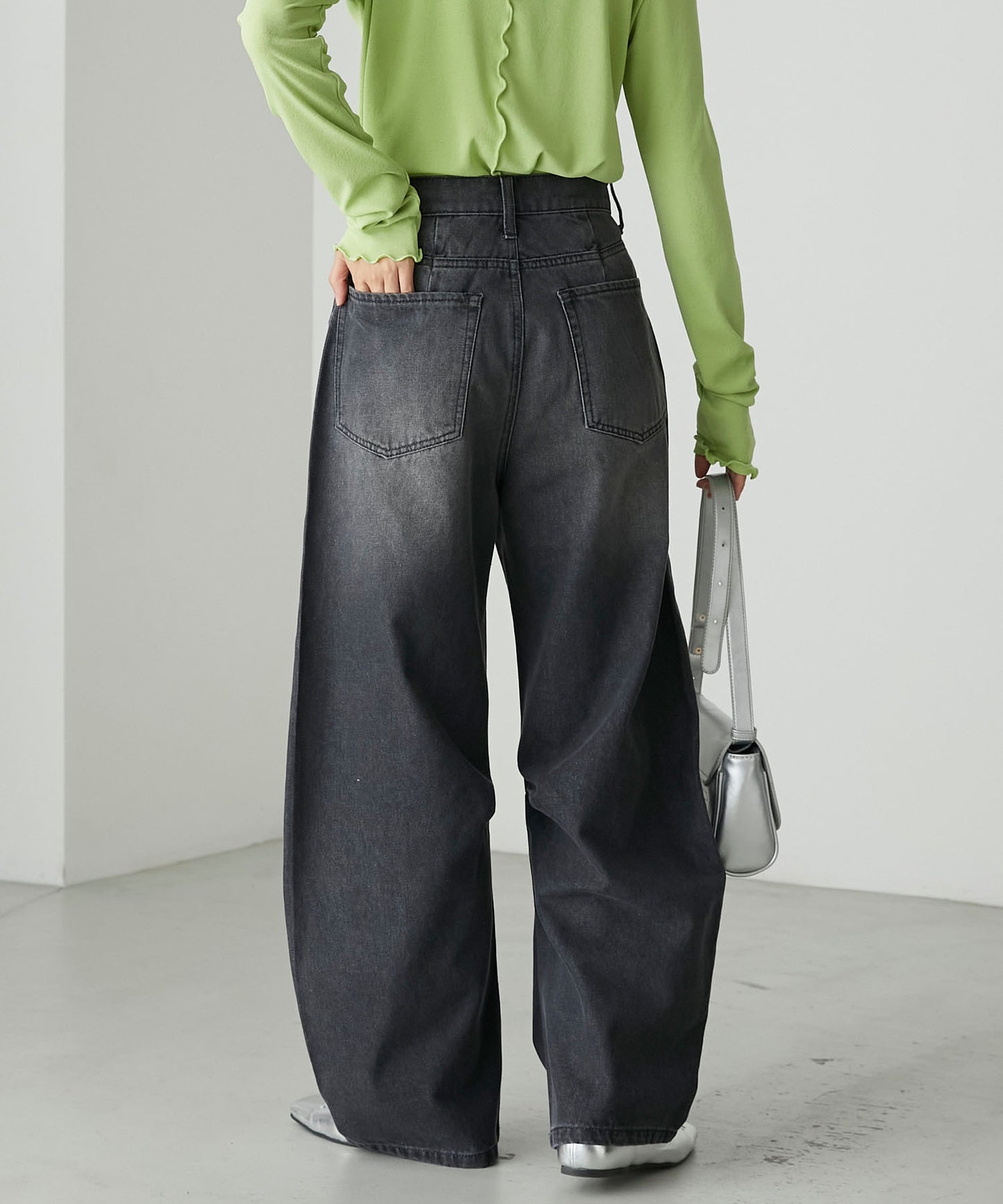 forksy. 弧形剪裁丹寧牛仔褲