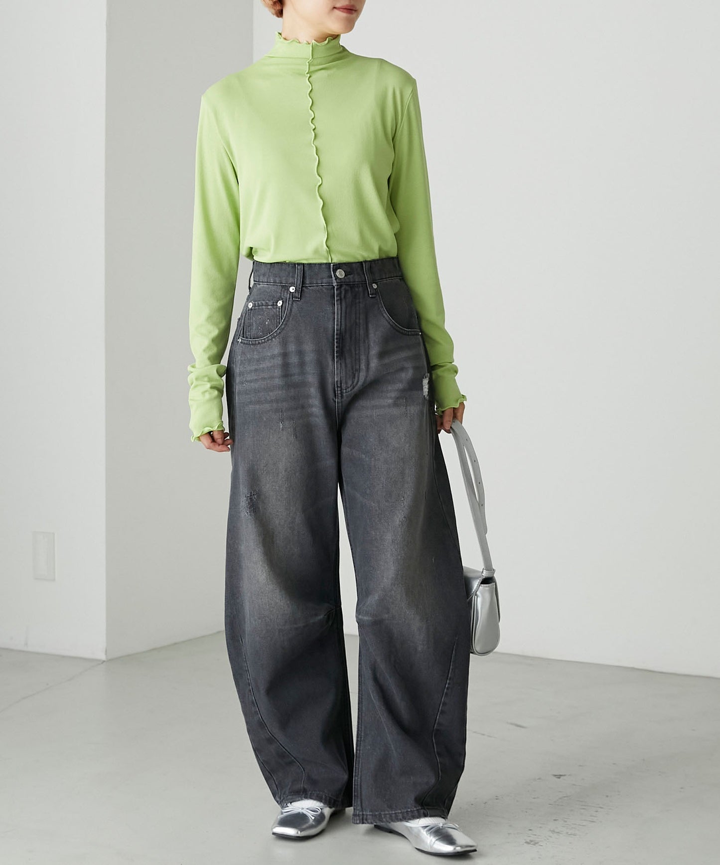 forksy. 弧形剪裁丹寧牛仔褲