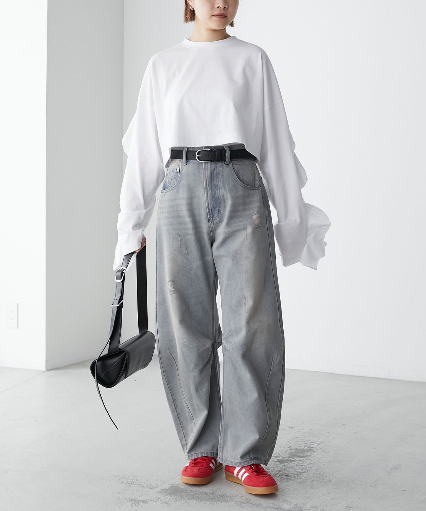 forksy. 弧形剪裁丹寧牛仔褲