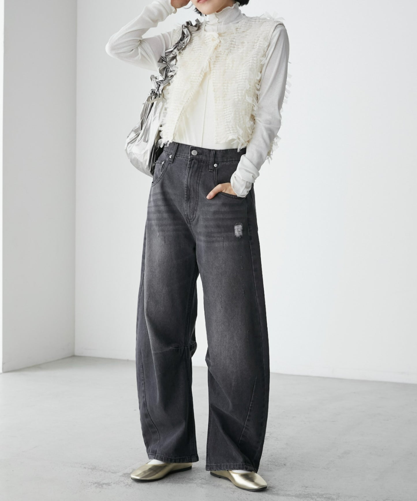 forksy. 弧形剪裁丹寧牛仔褲