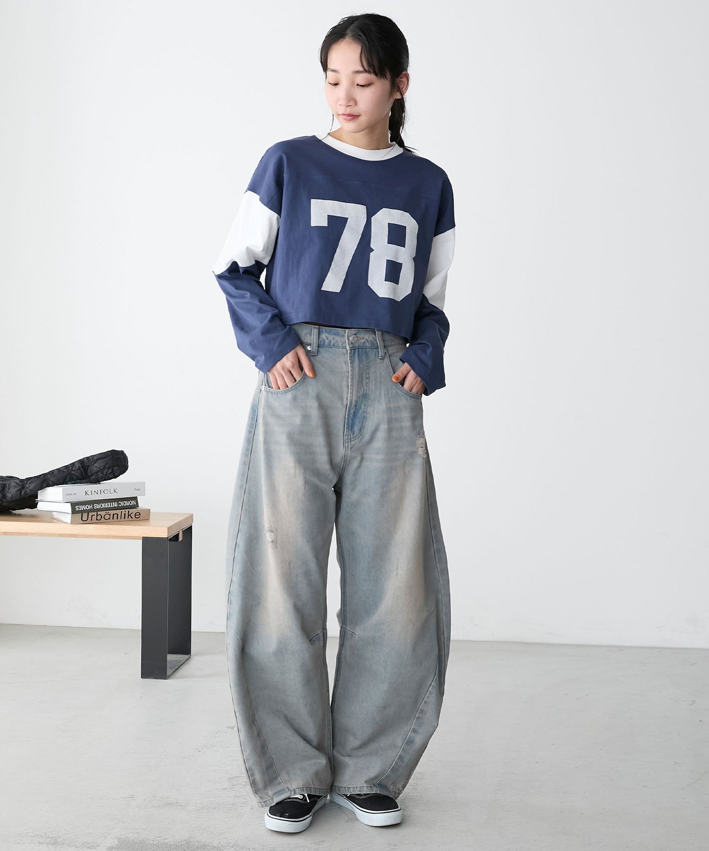 forksy. 弧形剪裁丹寧牛仔褲