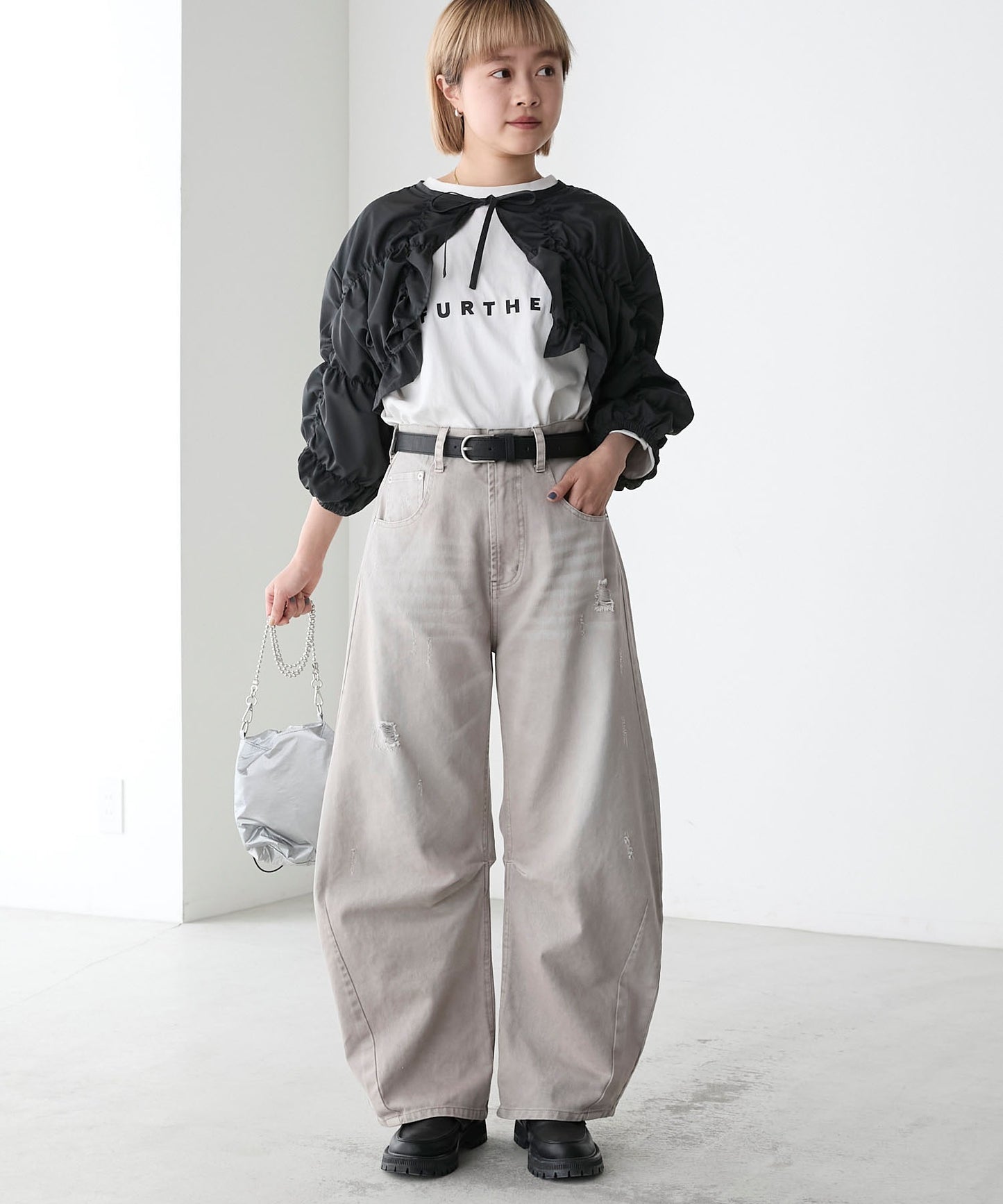 forksy. 弧形剪裁丹寧牛仔褲