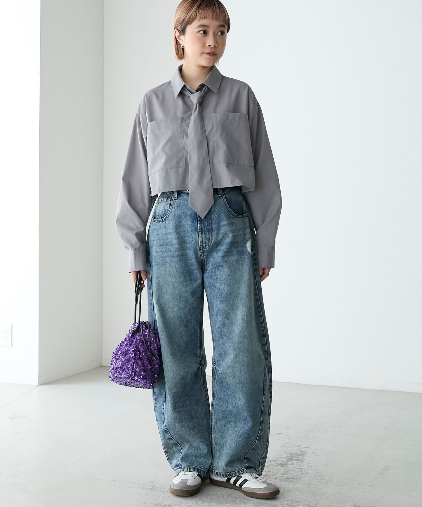 forksy. 弧形剪裁丹寧牛仔褲