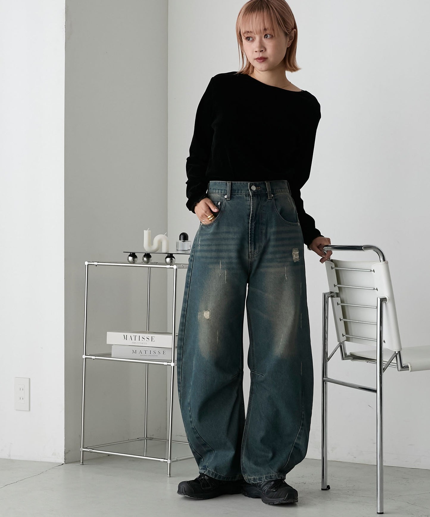 forksy. 弧形剪裁丹寧牛仔褲