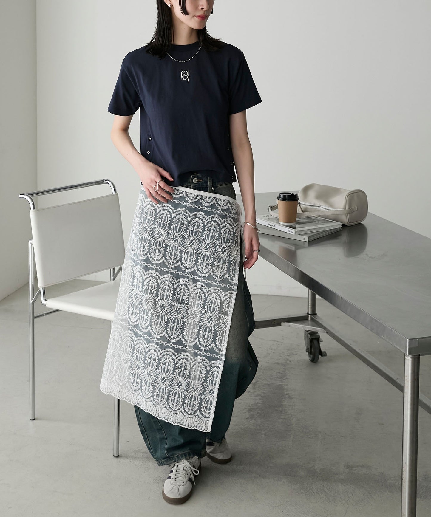 forksy. 弧形剪裁丹寧牛仔褲