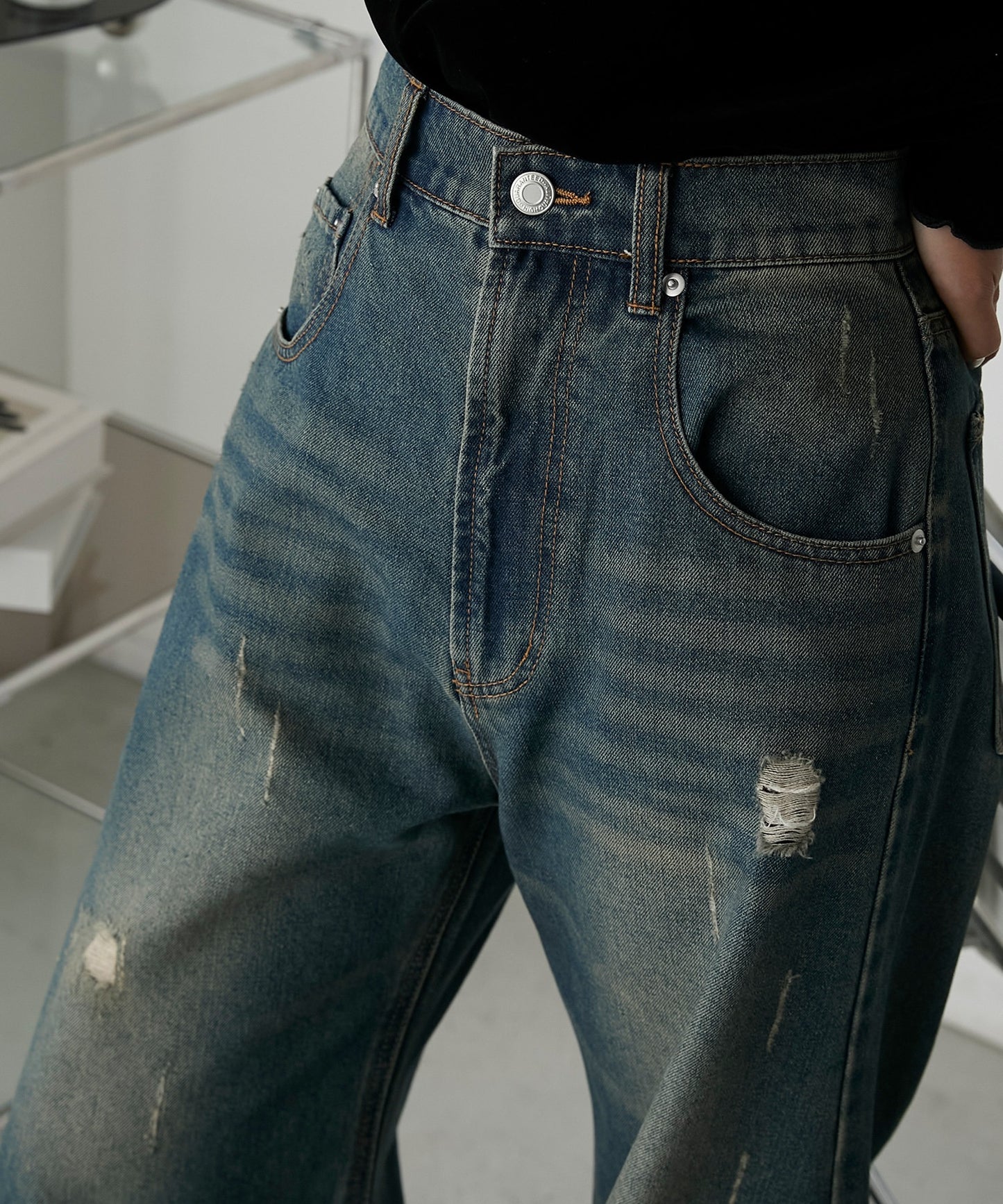 forksy. 弧形剪裁丹寧牛仔褲