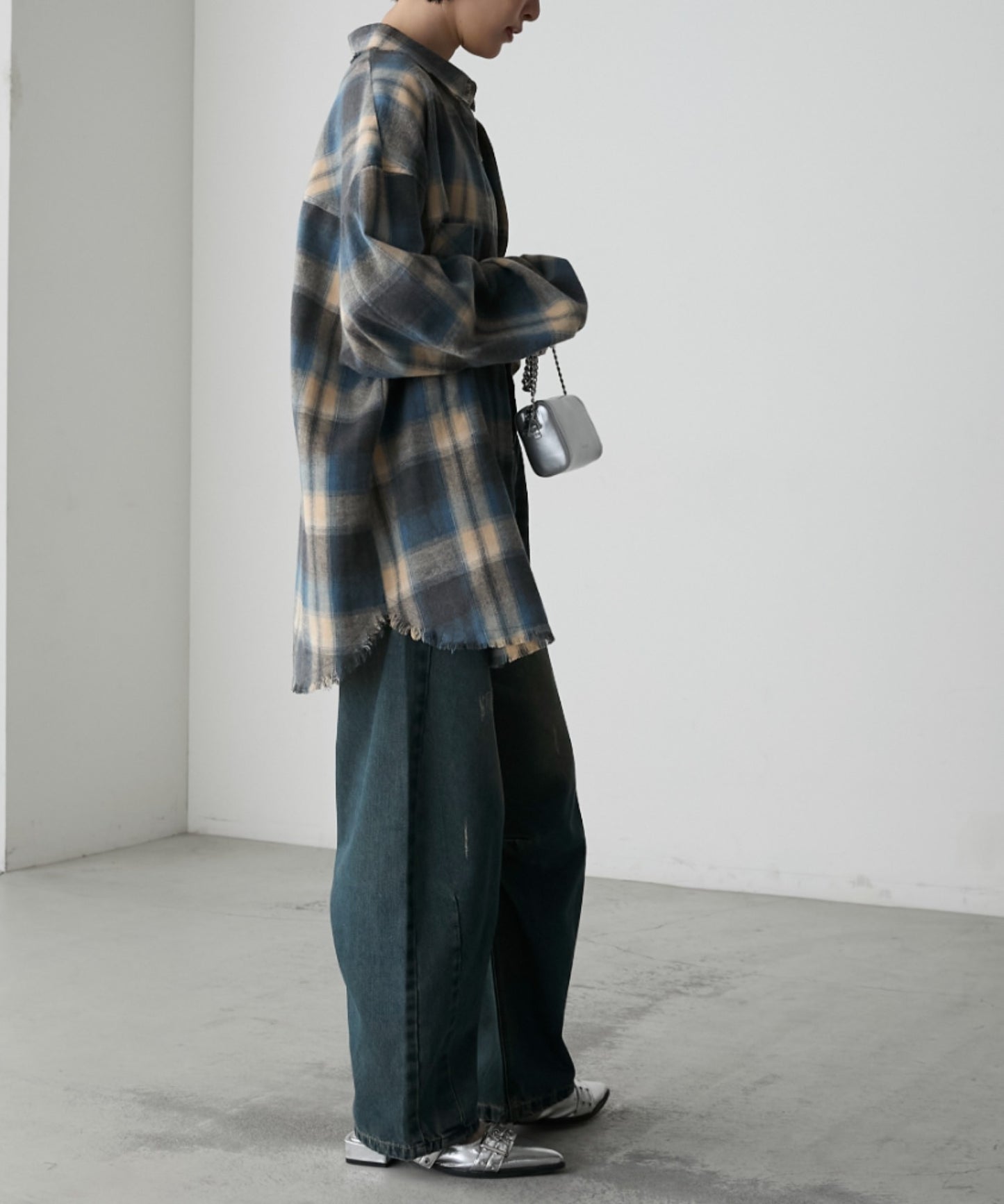 forksy. 弧形剪裁丹寧牛仔褲