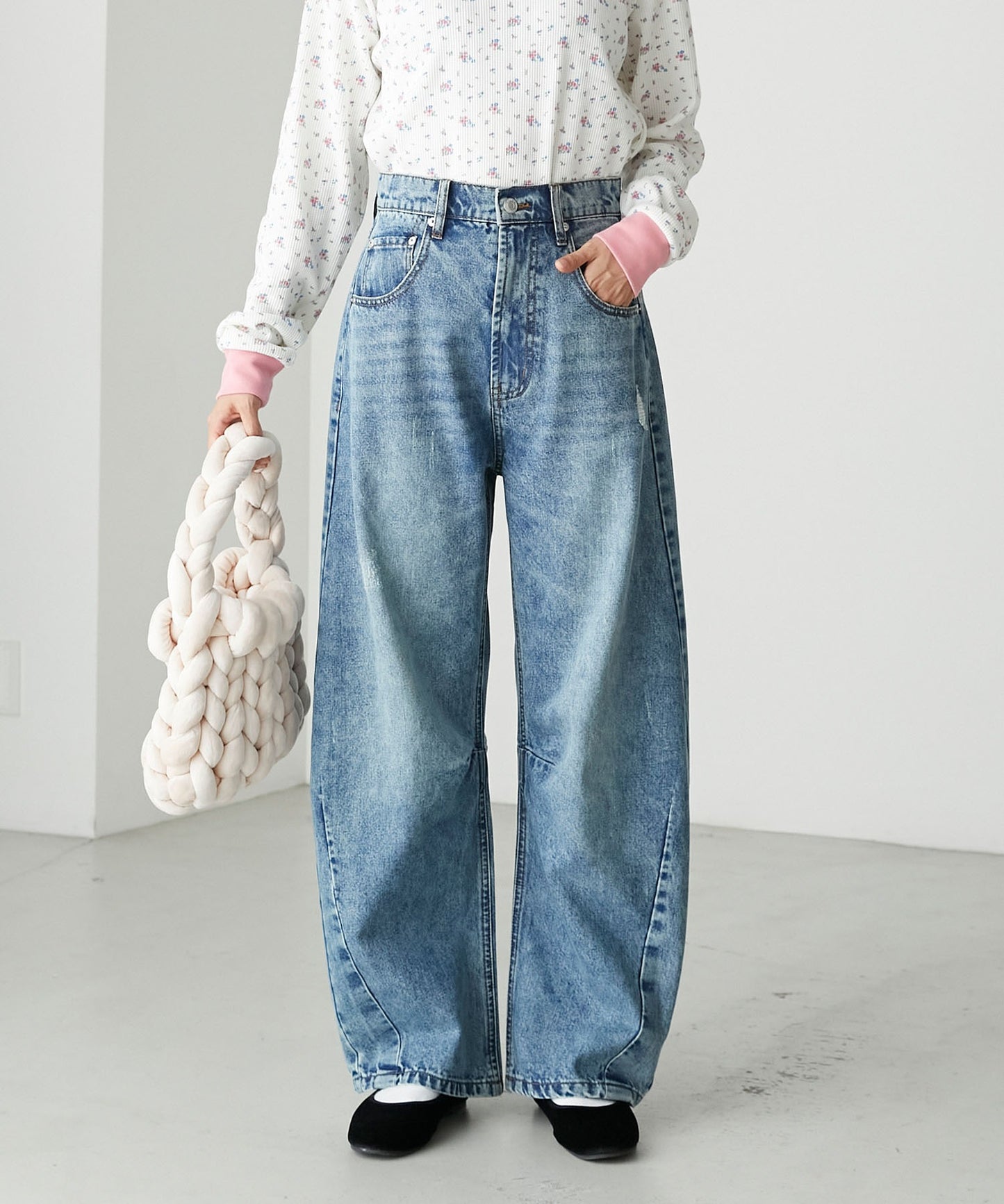 forksy. 弧形剪裁丹寧牛仔褲