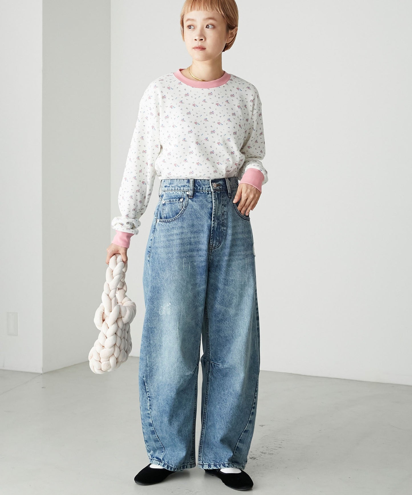 forksy. 弧形剪裁丹寧牛仔褲