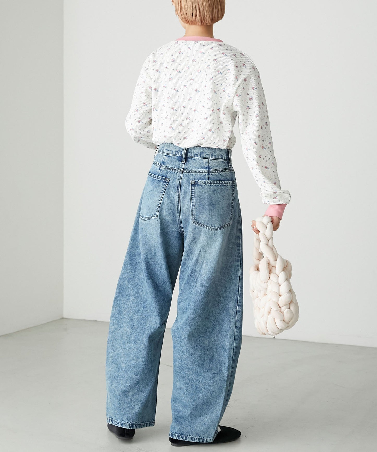 forksy. 弧形剪裁丹寧牛仔褲