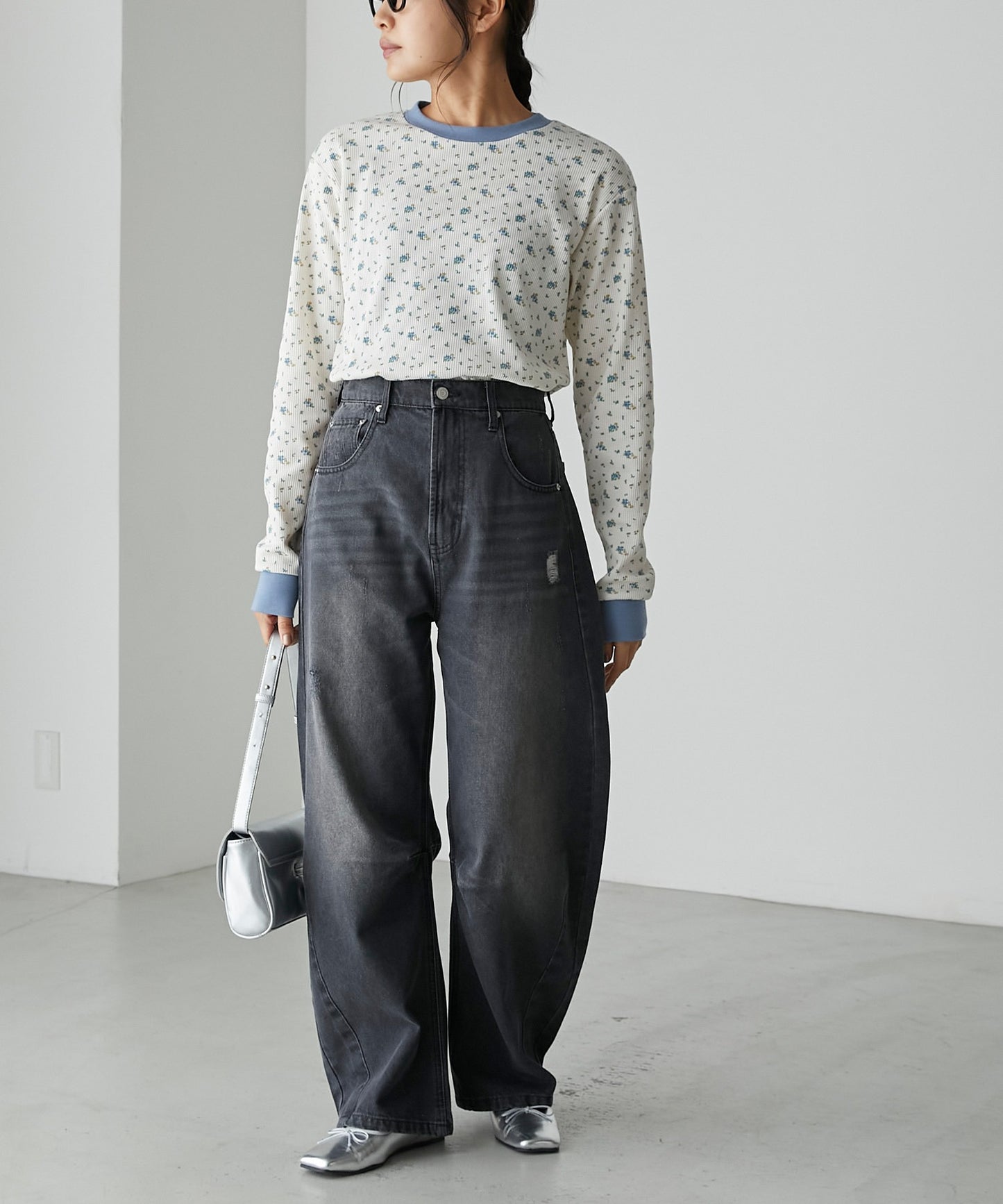 forksy. 弧形剪裁丹寧牛仔褲