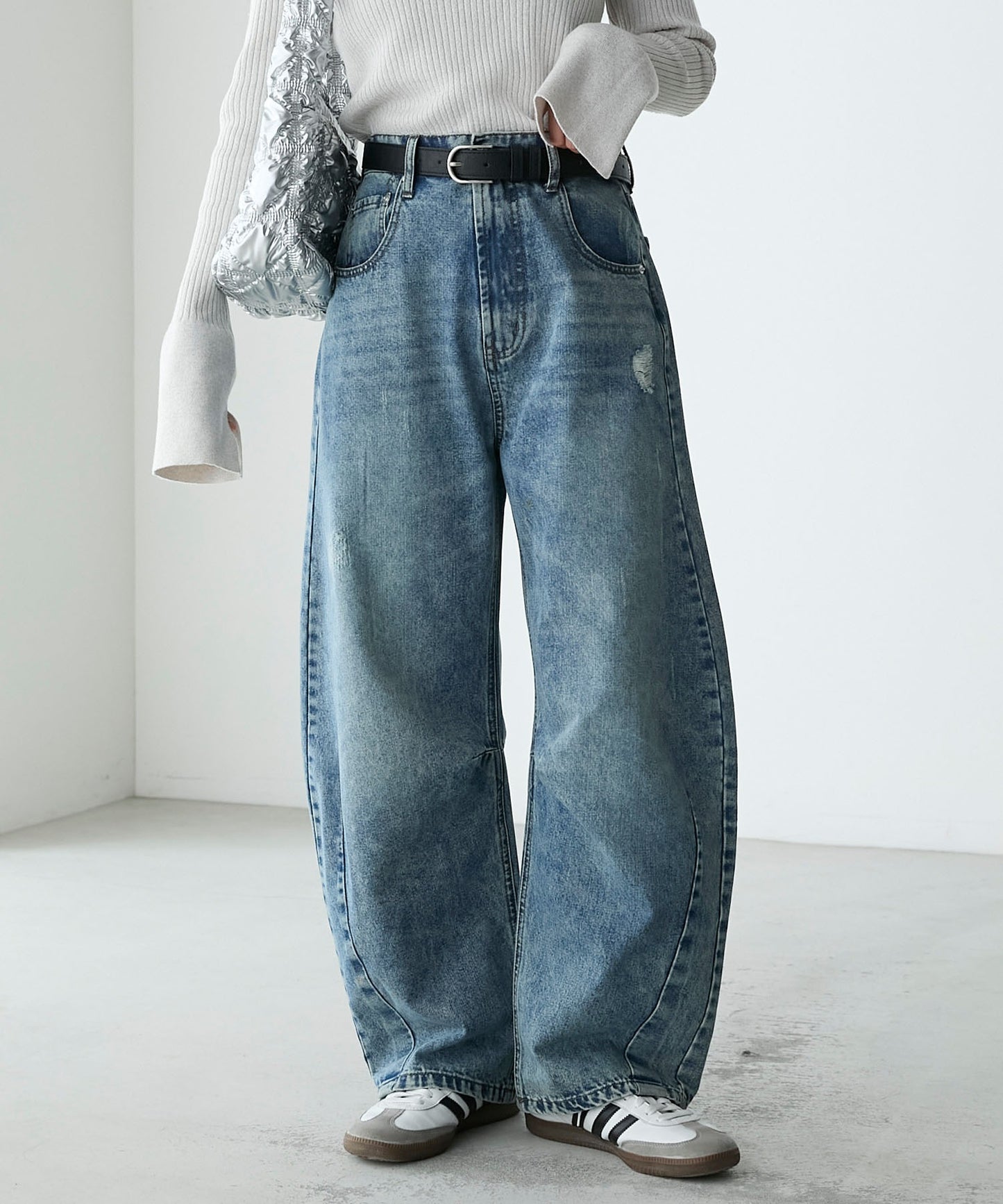 forksy. 弧形剪裁丹寧牛仔褲