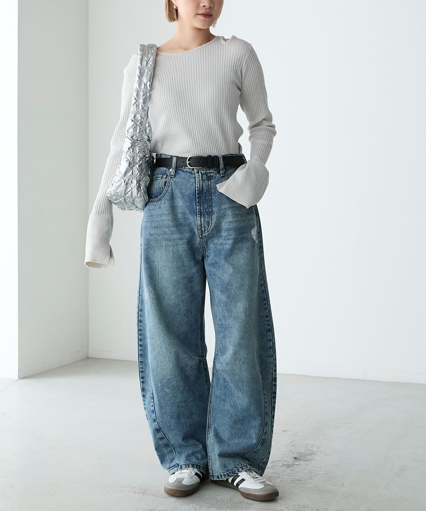 forksy. 弧形剪裁丹寧牛仔褲