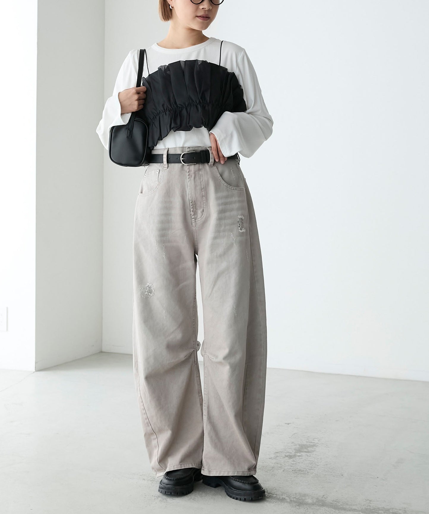 forksy. 弧形剪裁丹寧牛仔褲