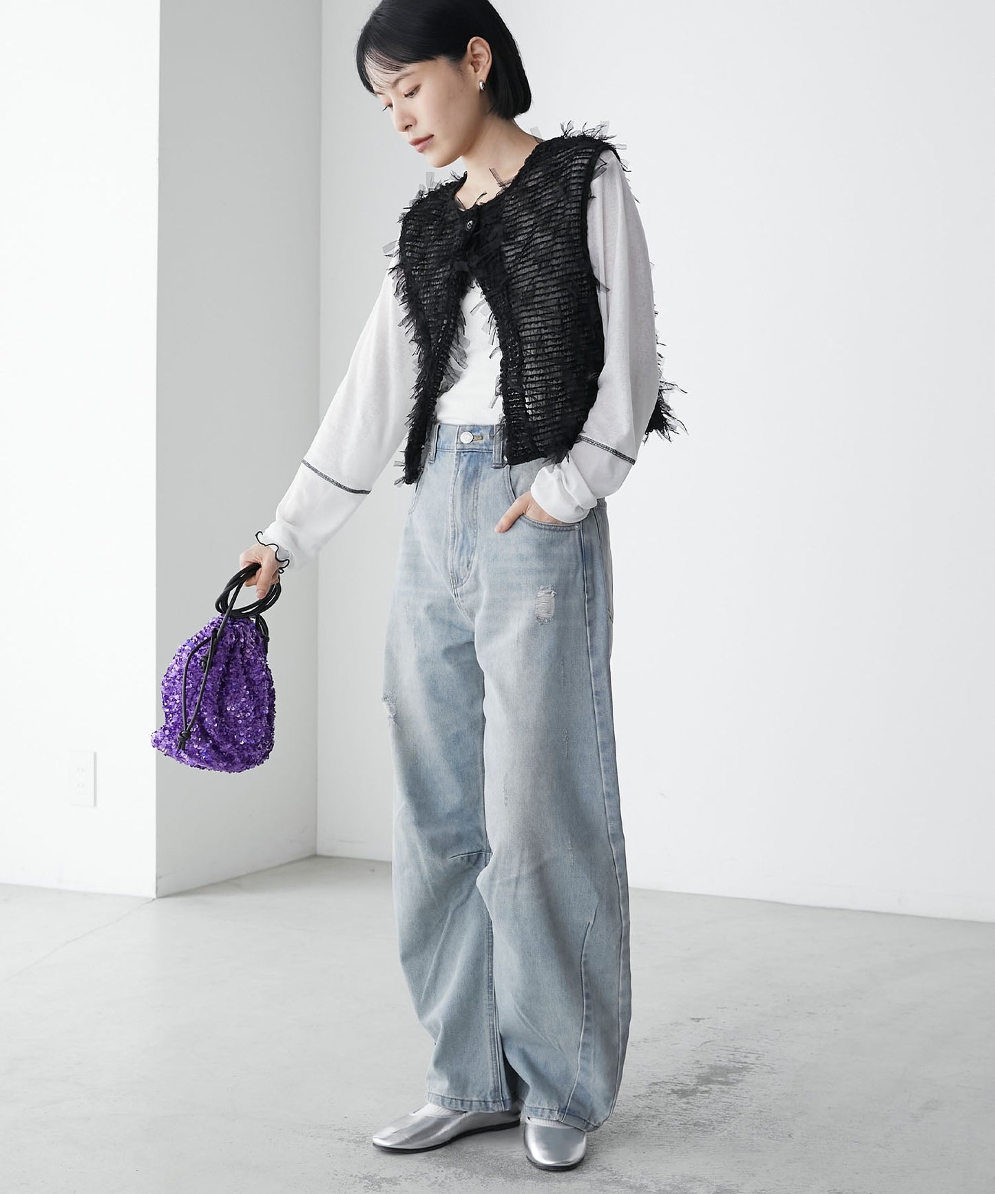 forksy. 弧形剪裁丹寧牛仔褲