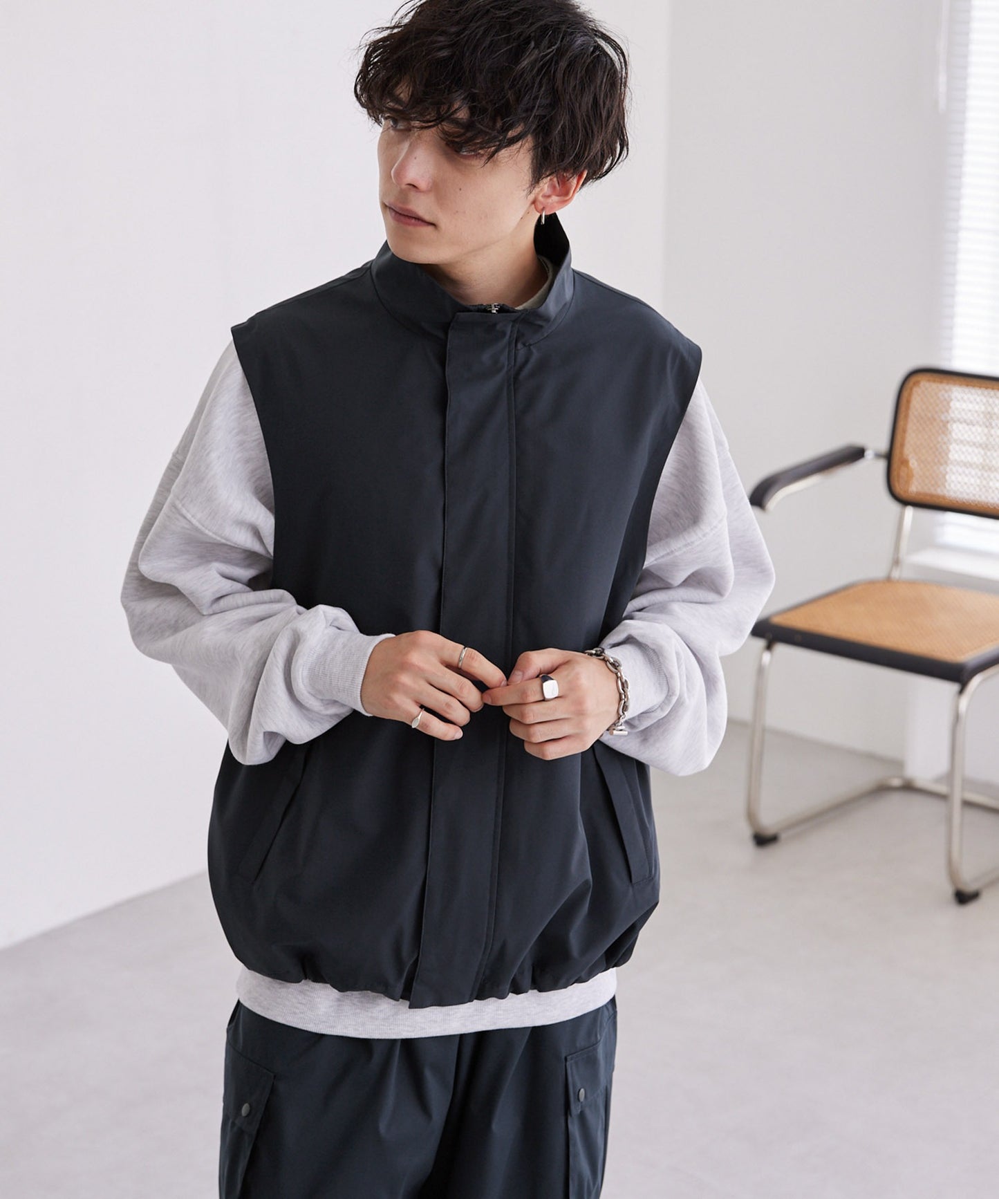 MONO-MART 寬版運動風隱藏扣拉鍊短背心