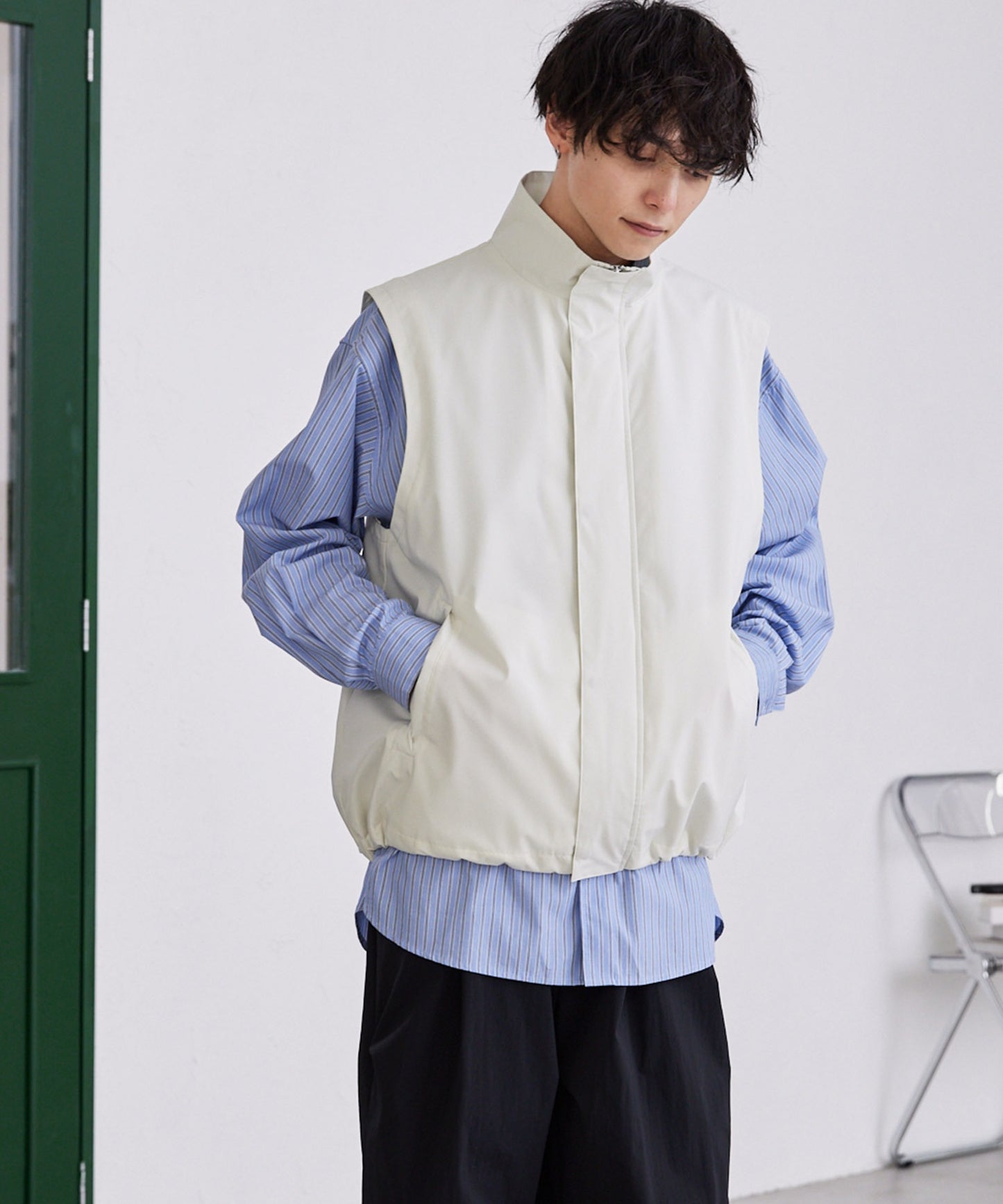 MONO-MART 寬版運動風隱藏扣拉鍊短背心