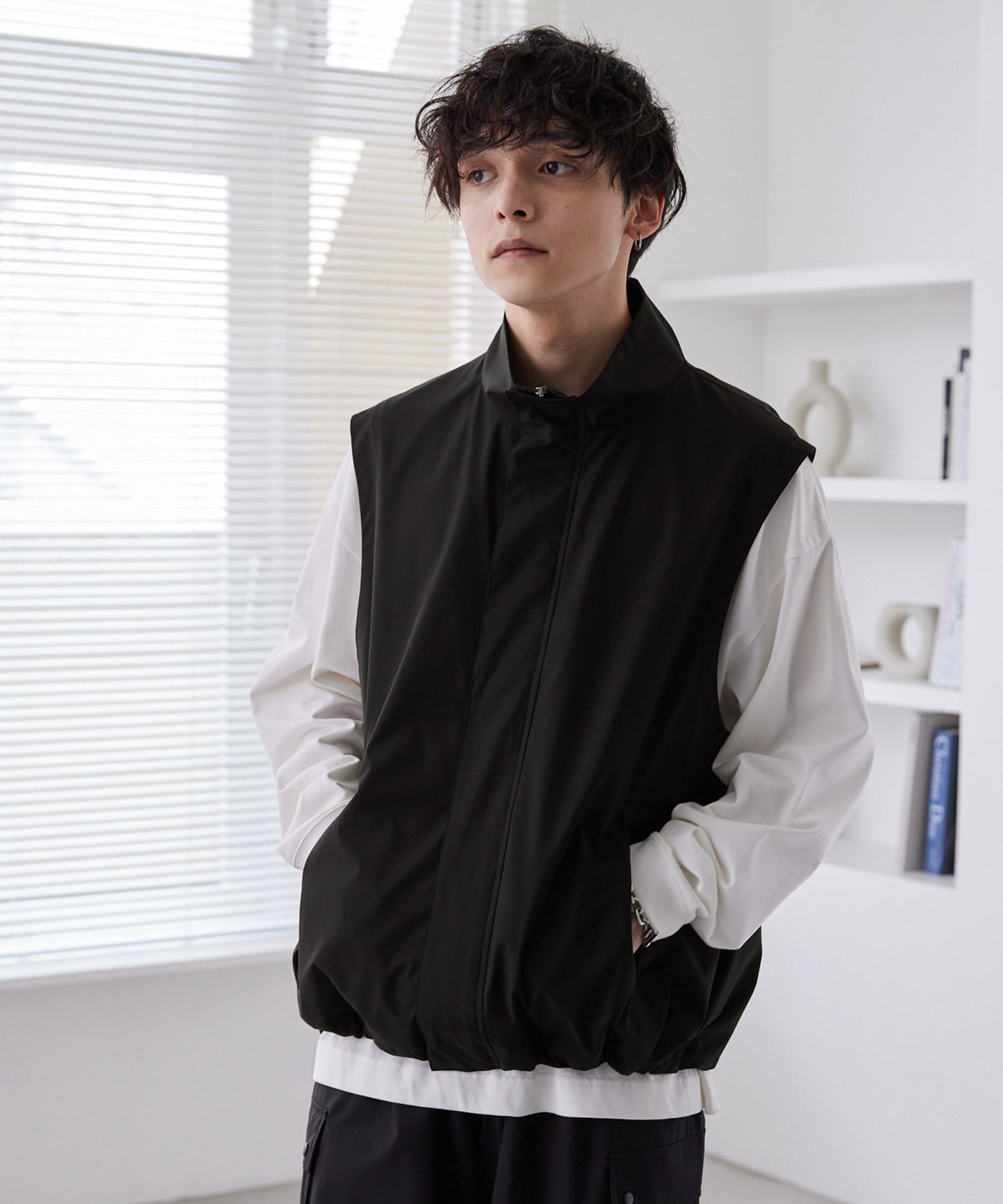 MONO-MART 寬版運動風隱藏扣拉鍊短背心