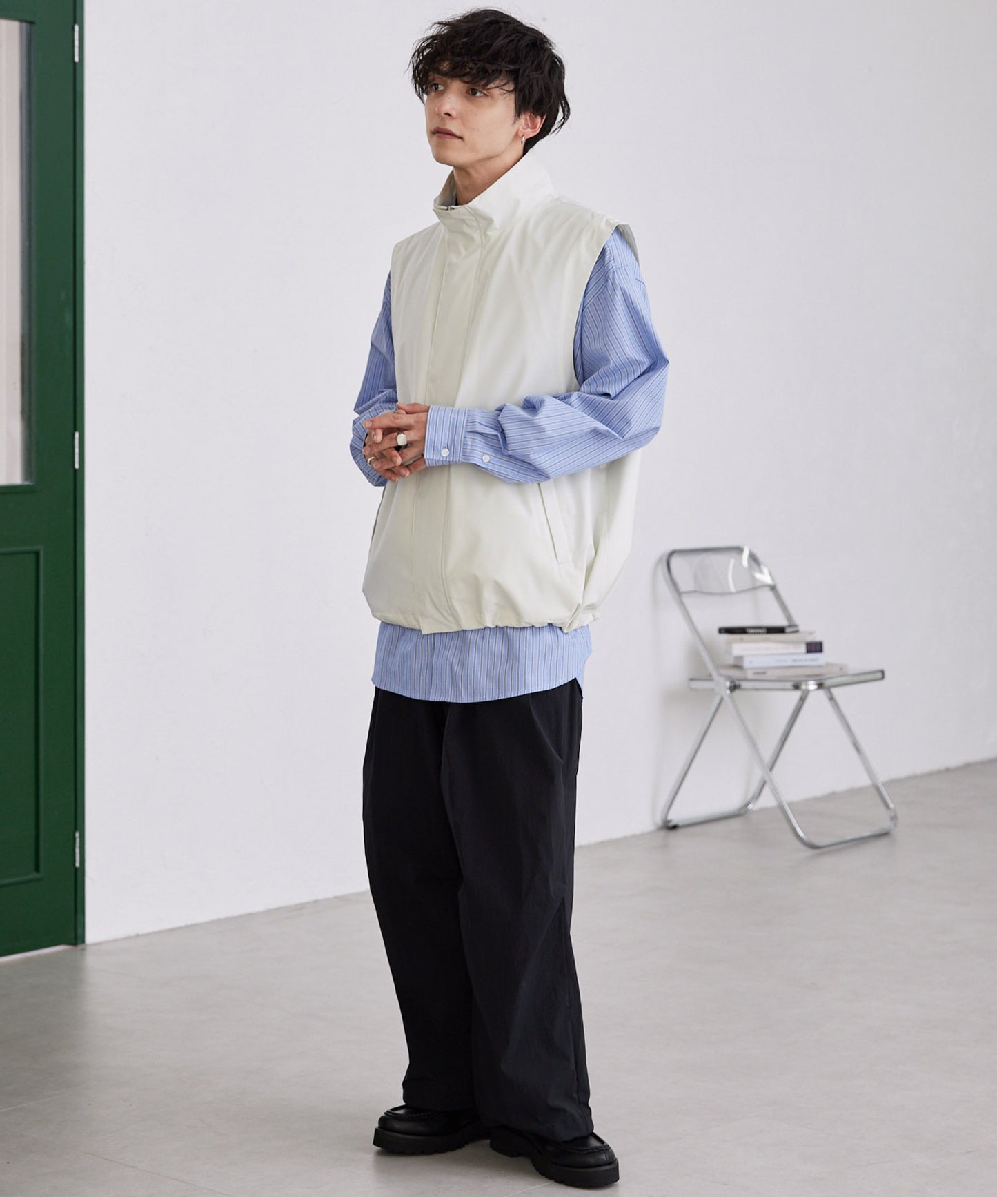 MONO-MART 寬版運動風隱藏扣拉鍊短背心