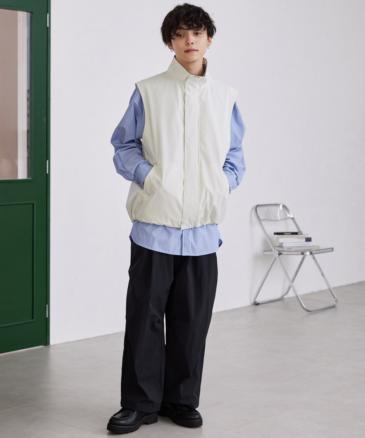 MONO-MART 寬版運動風隱藏扣拉鍊短背心