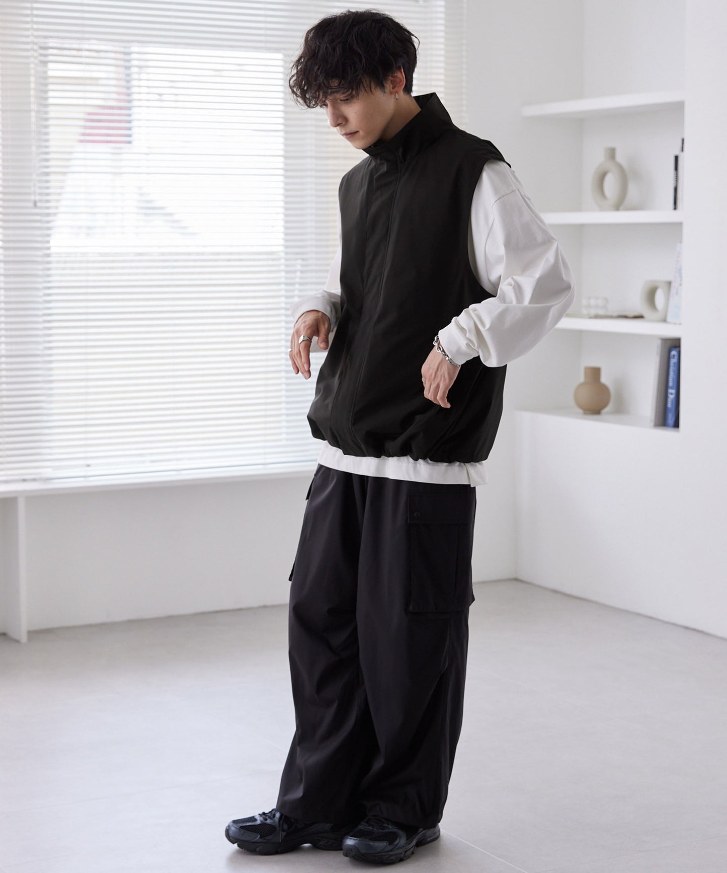MONO-MART 寬版運動風隱藏扣拉鍊短背心