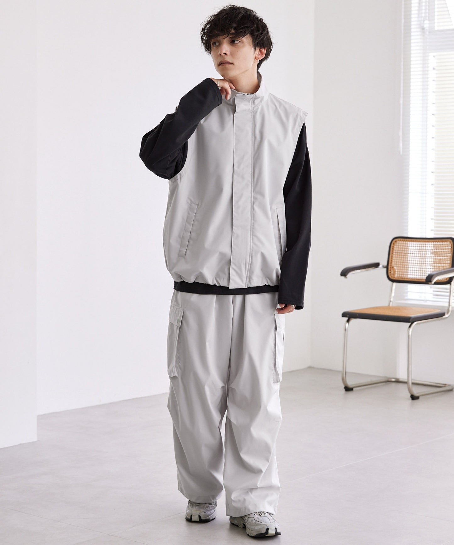 MONO-MART 寬版運動風隱藏扣拉鍊短背心
