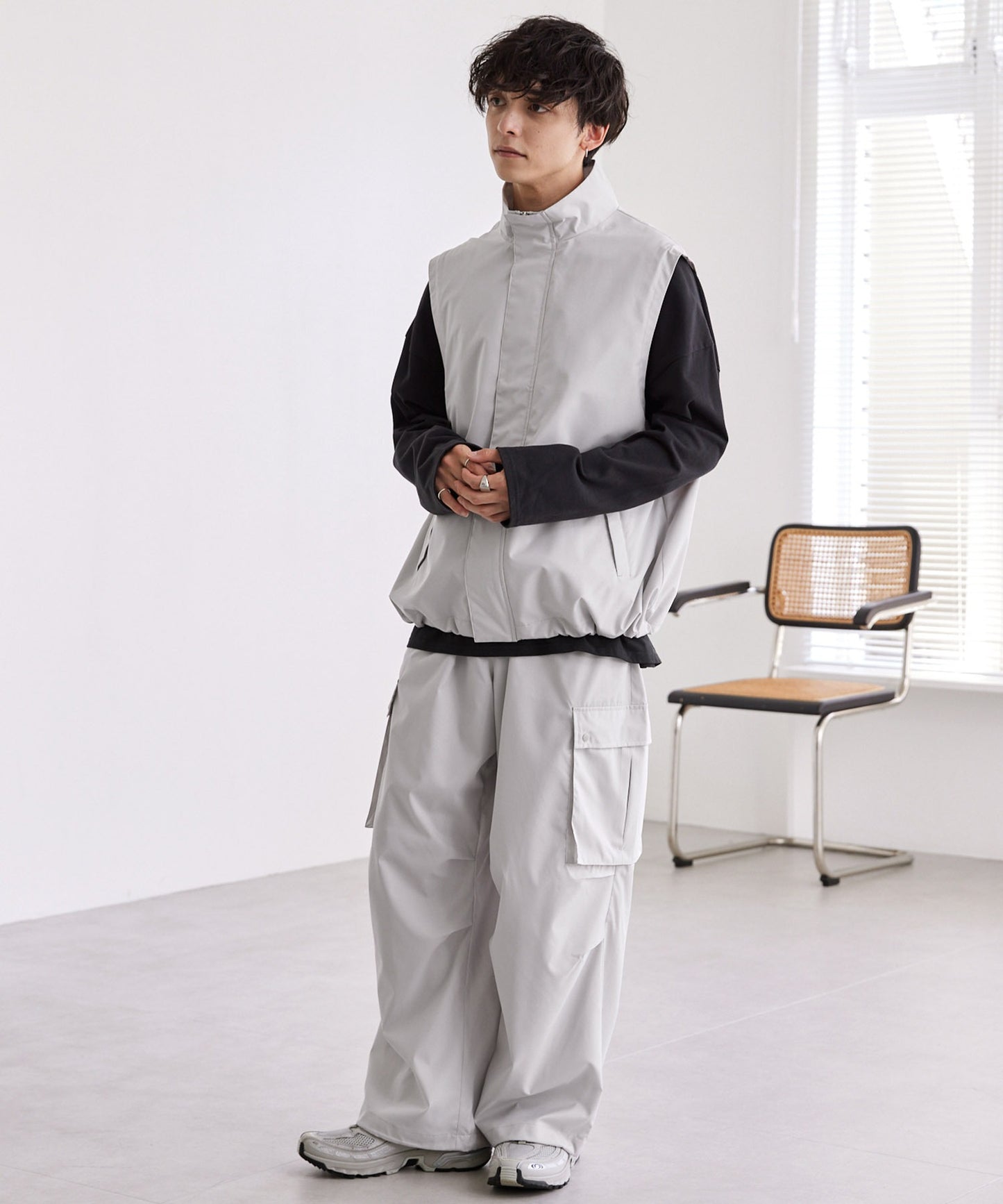 MONO-MART 寬版運動風隱藏扣拉鍊短背心