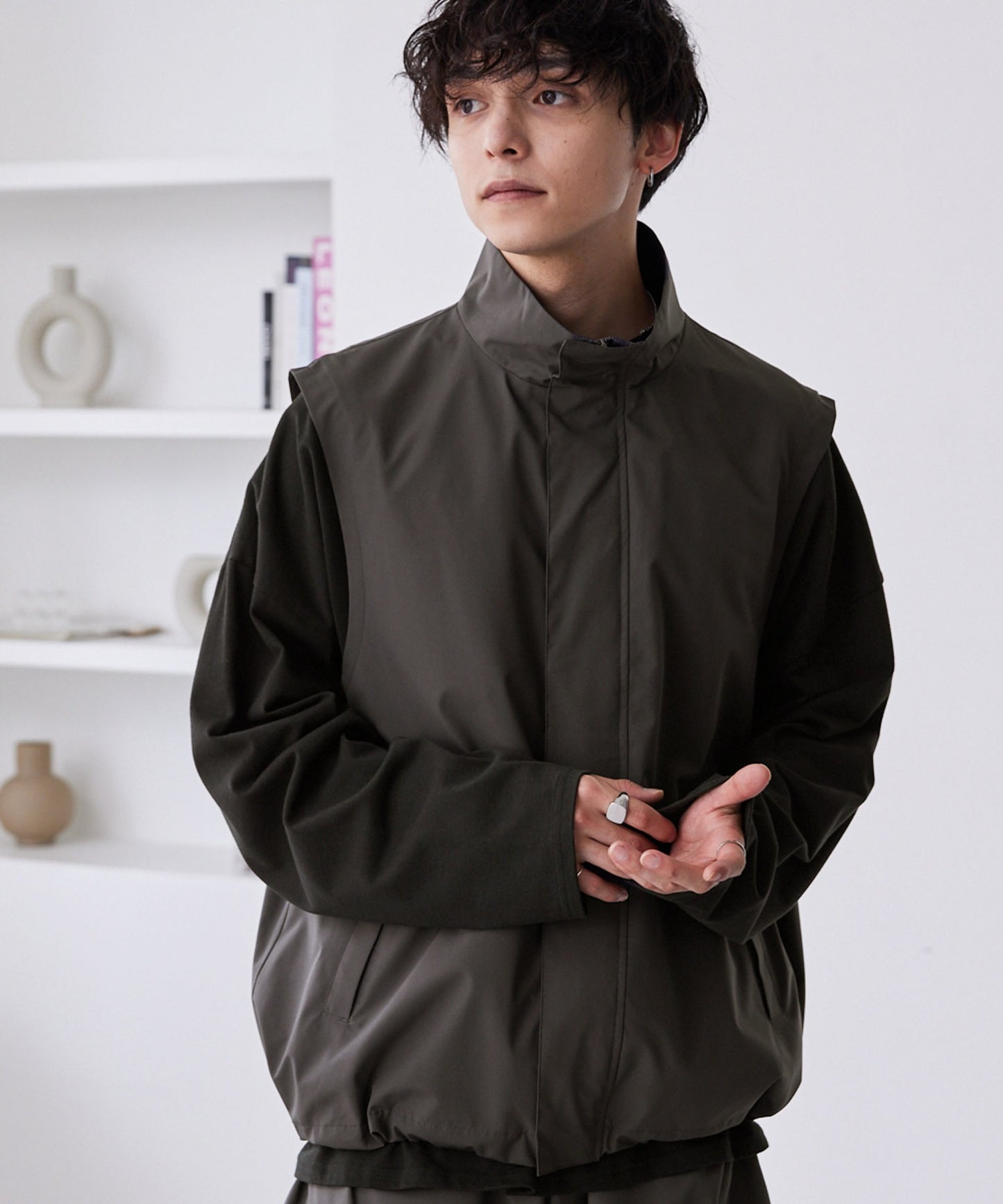 MONO-MART 寬版運動風隱藏扣拉鍊短背心