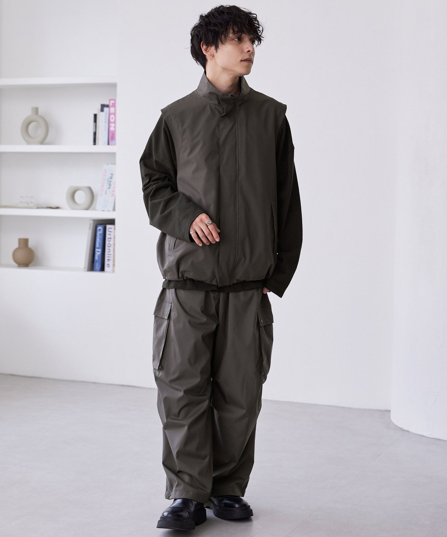 MONO-MART 寬版運動風隱藏扣拉鍊短背心