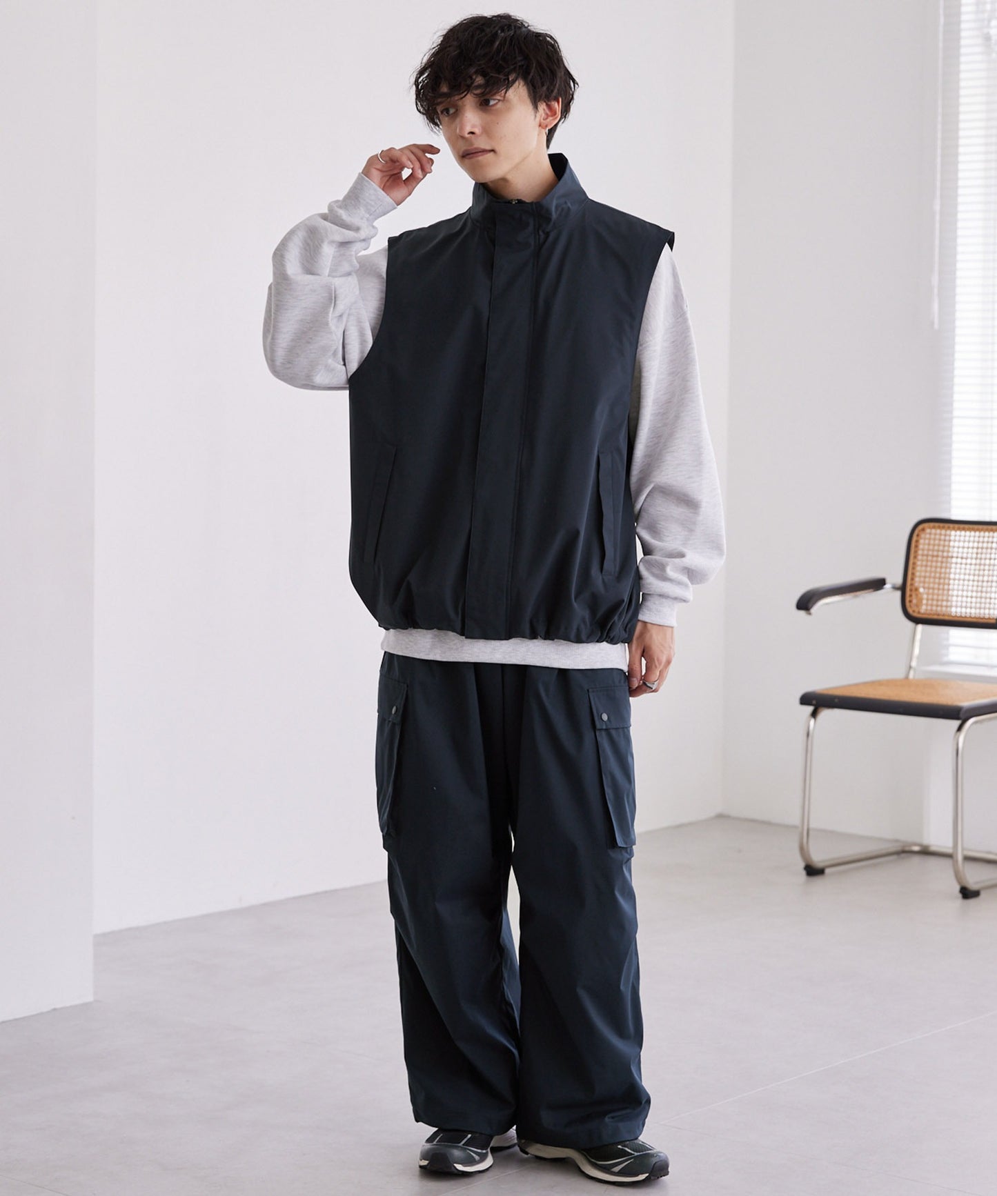 MONO-MART 寬版運動風隱藏扣拉鍊短背心