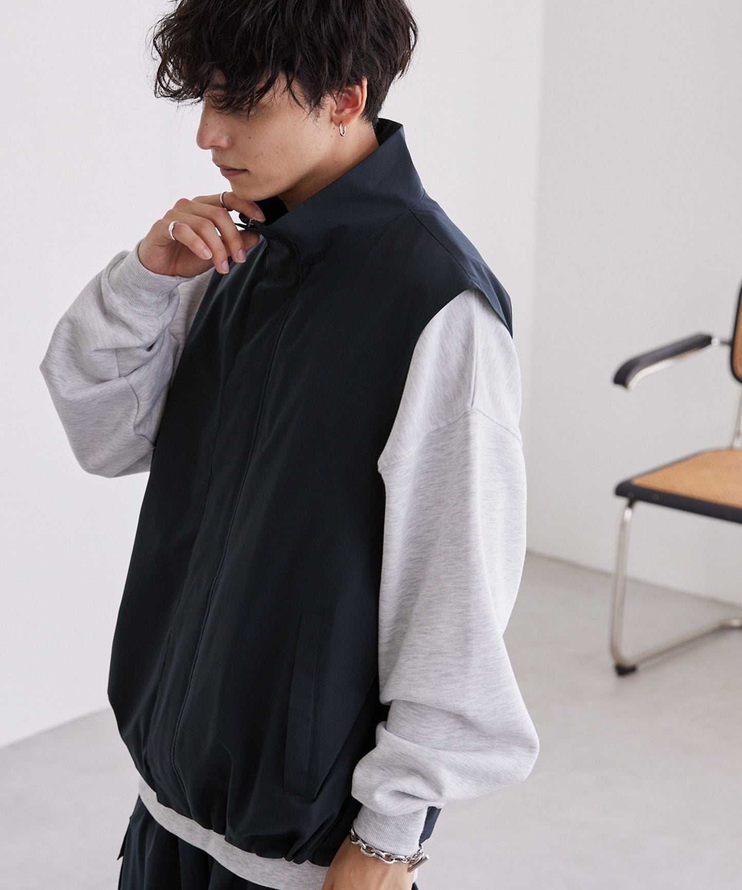 MONO-MART 寬版運動風隱藏扣拉鍊短背心