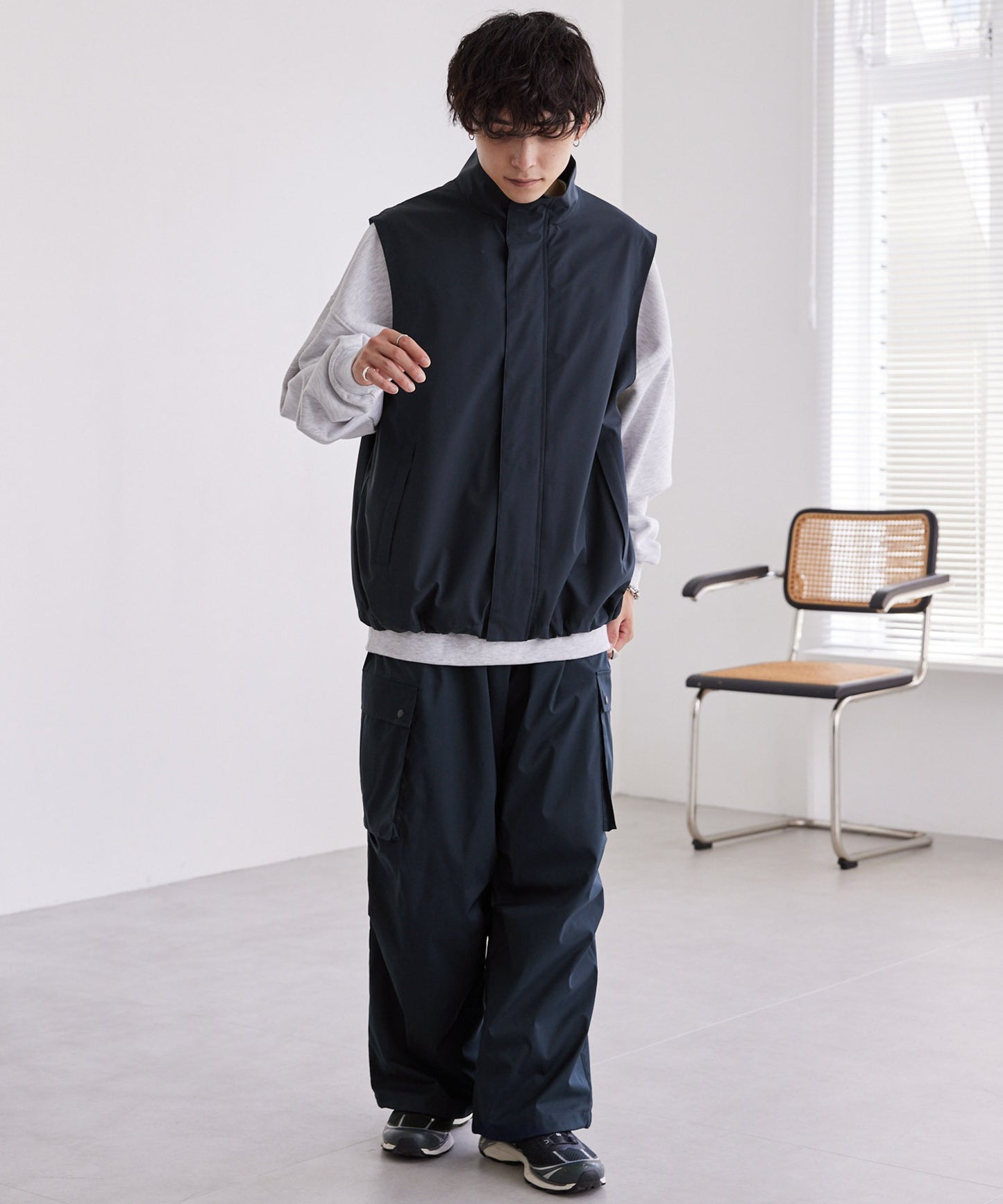 MONO-MART 寬版運動風隱藏扣拉鍊短背心