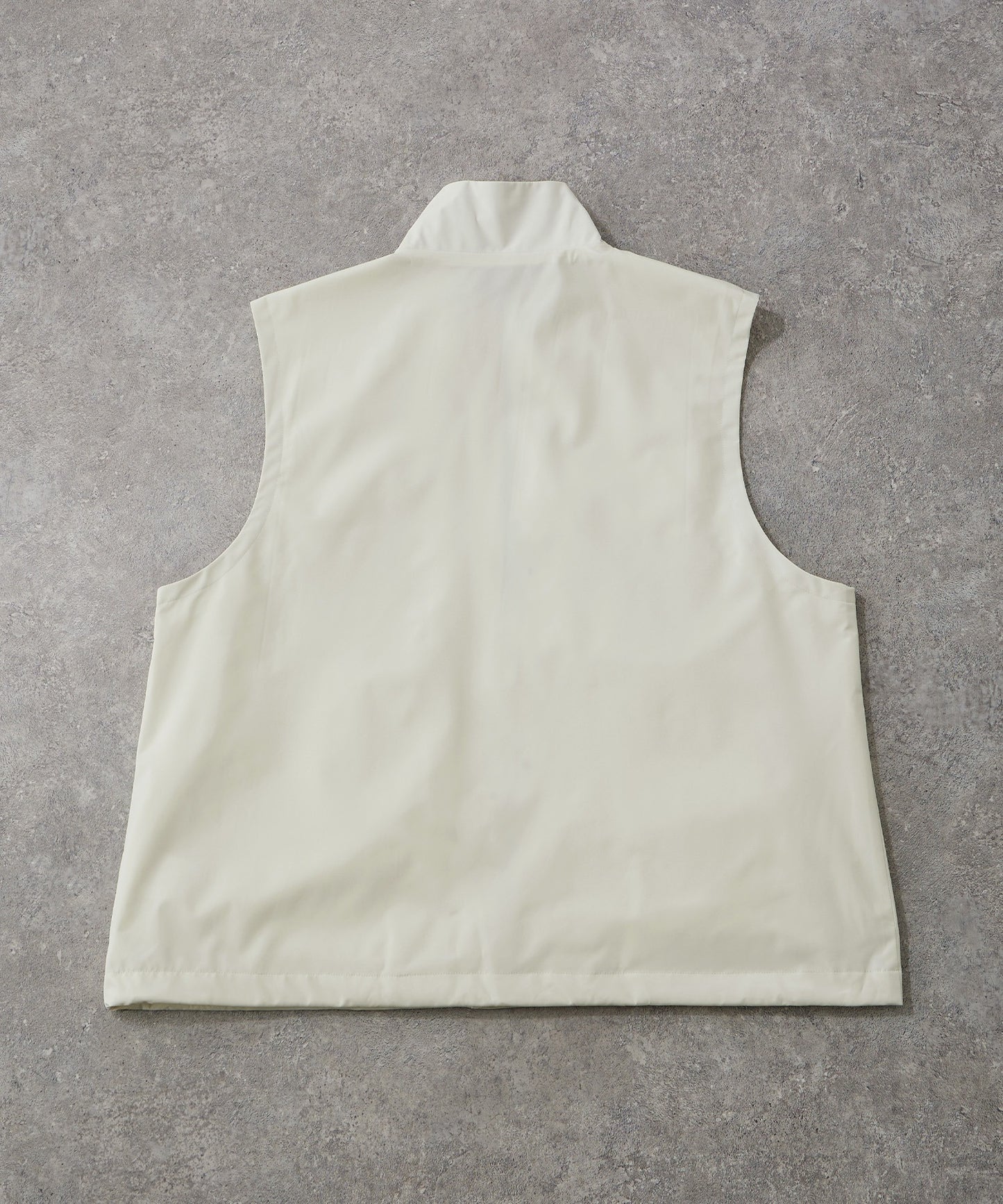 MONO-MART 寬版運動風隱藏扣拉鍊短背心