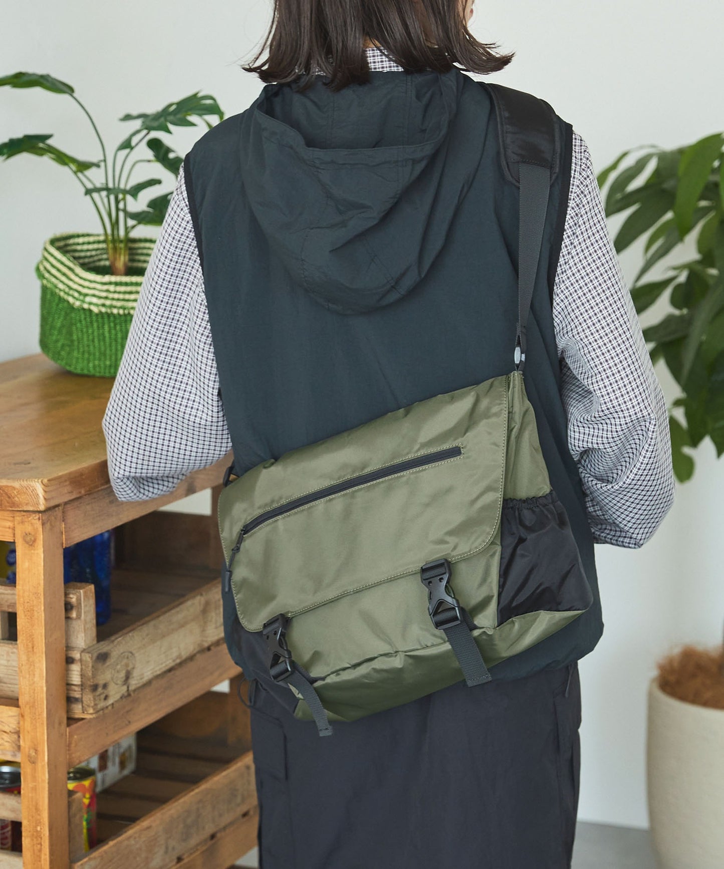 MONO-MART 尼龍翻蓋大容量斜背郵差包