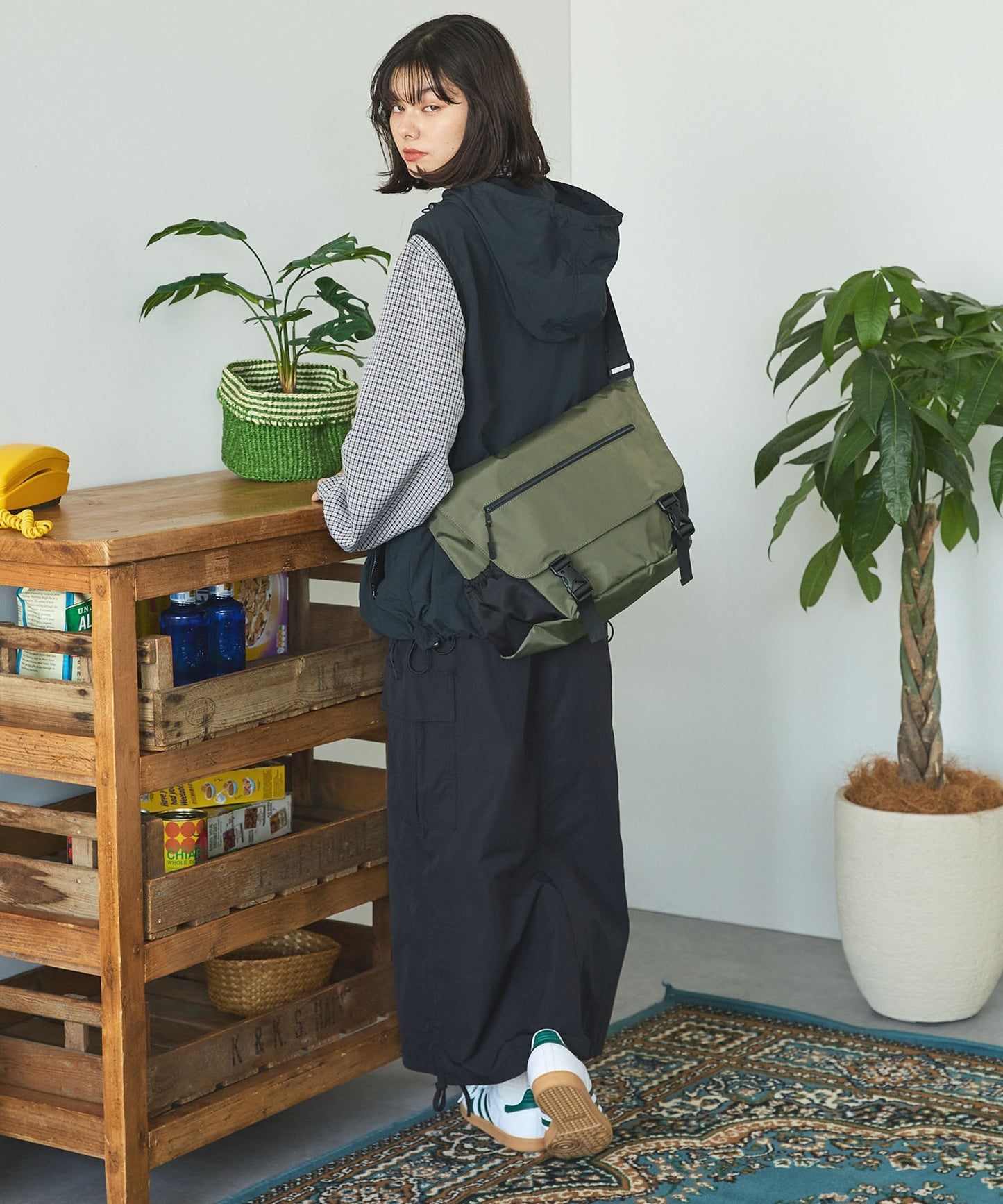 MONO-MART 尼龍翻蓋大容量斜背郵差包