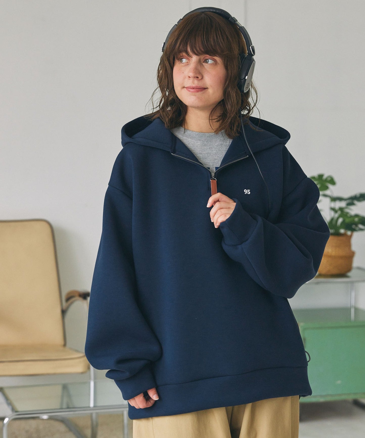 MONO-MART LADY'S 立體剪裁寬版數字刺繡半拉鍊連帽大學T