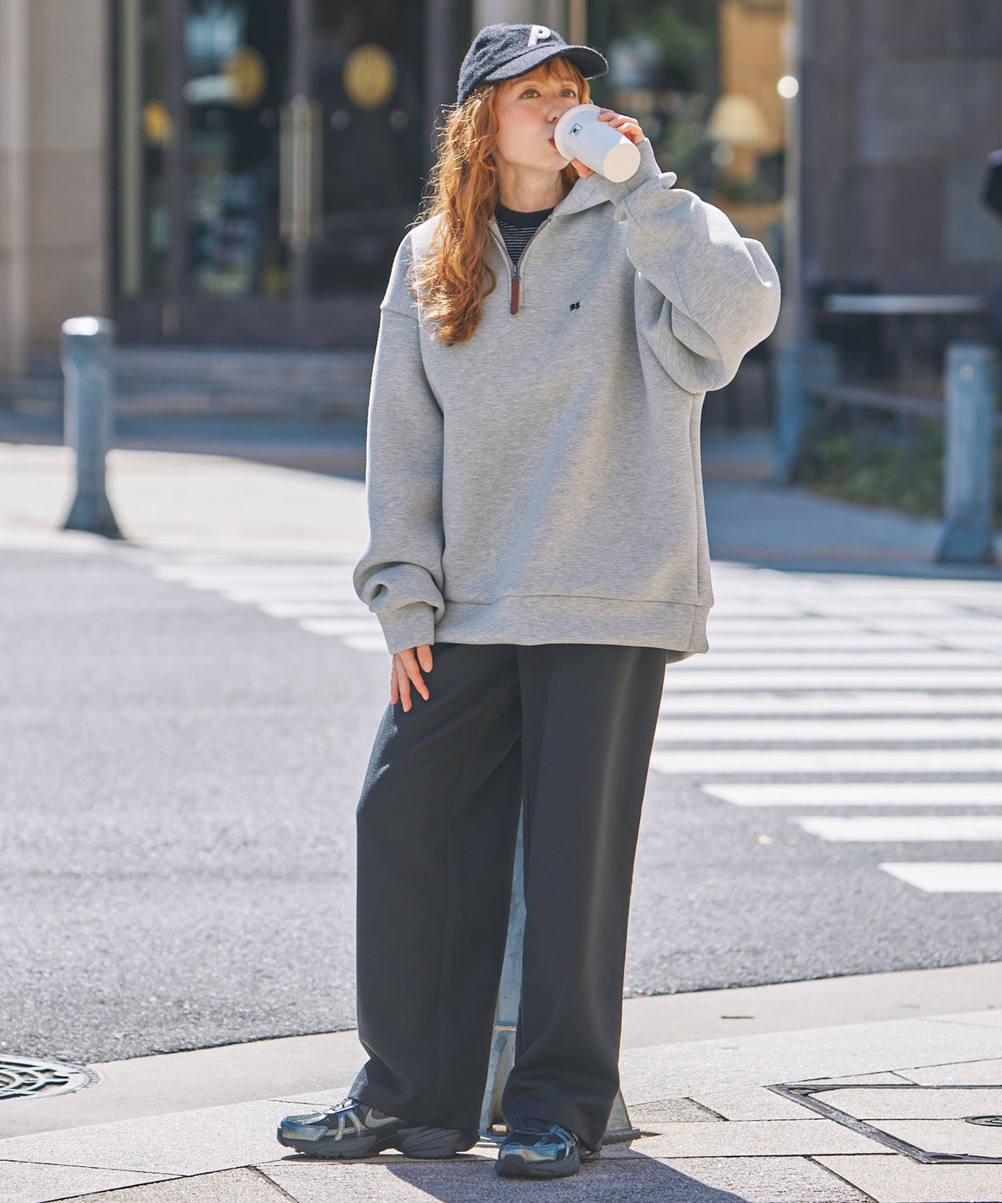 MONO-MART LADY'S 立體剪裁寬版數字刺繡半拉鍊連帽大學T