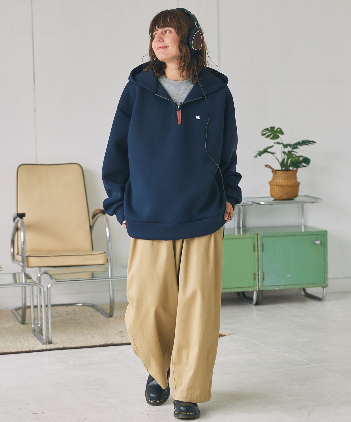 MONO-MART LADY'S 立體剪裁寬版數字刺繡半拉鍊連帽大學T
