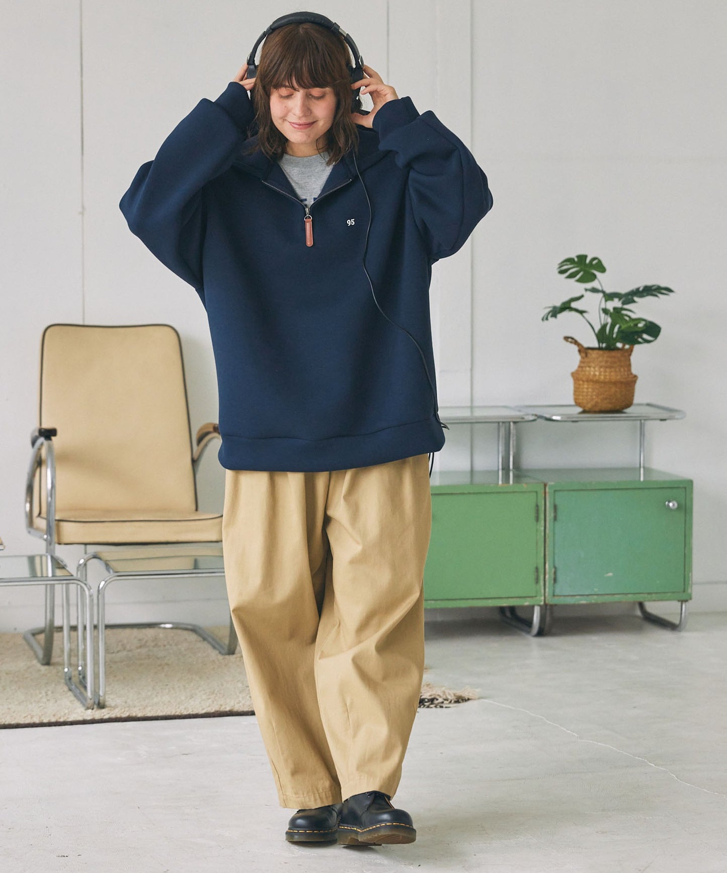 MONO-MART LADY'S 立體剪裁寬版數字刺繡半拉鍊連帽大學T