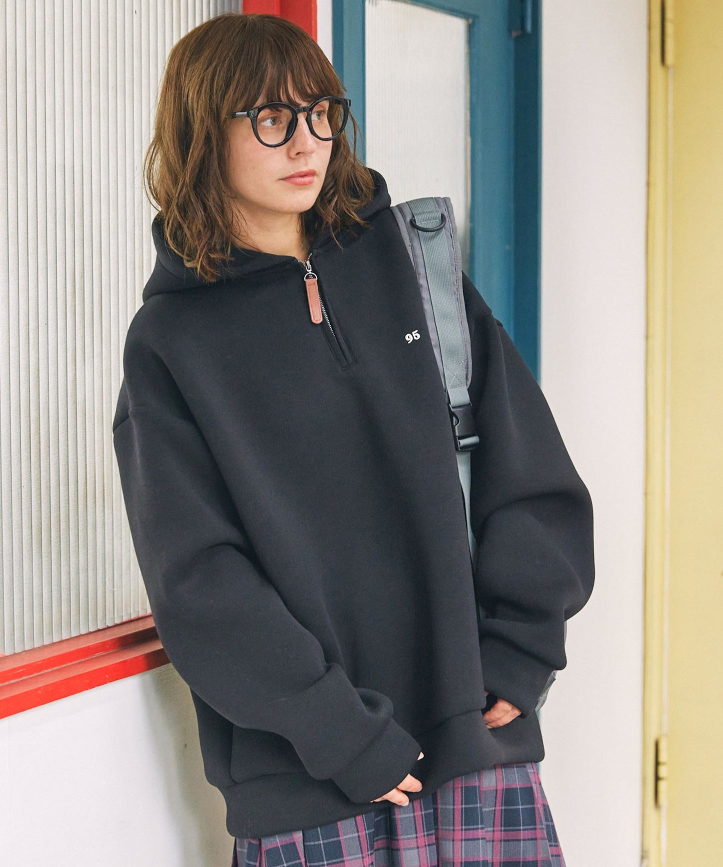 MONO-MART LADY'S 立體剪裁寬版數字刺繡半拉鍊連帽大學T